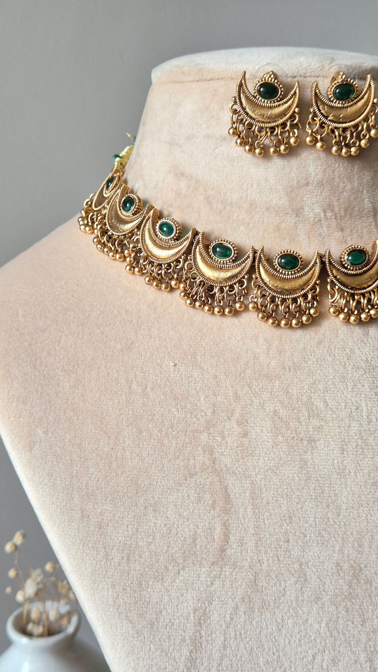Gold necklace set, Anjani by Naitri, classic festive set displayed.
