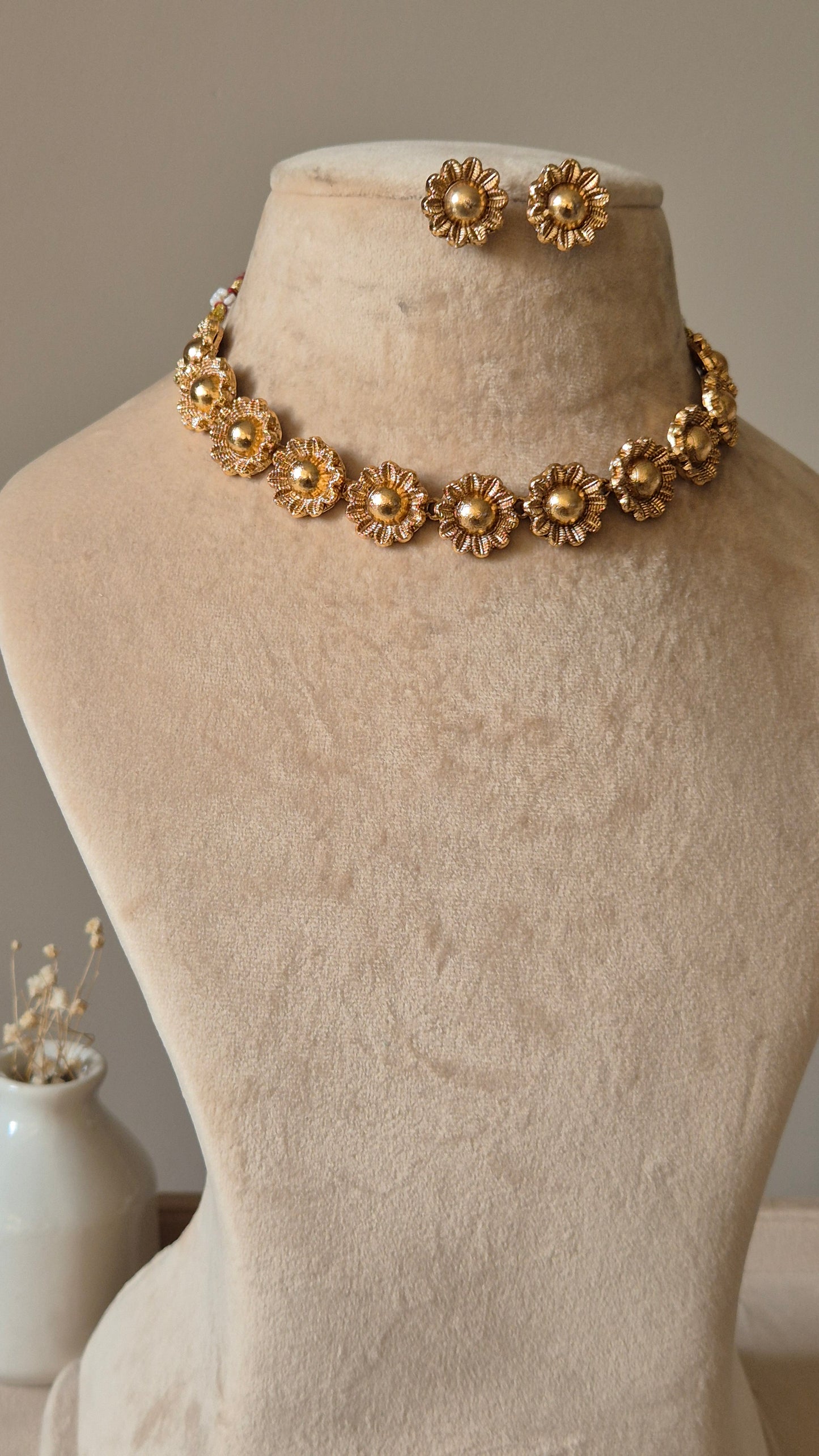 Gold necklace set, Niya by Naitri, simple traditional style.