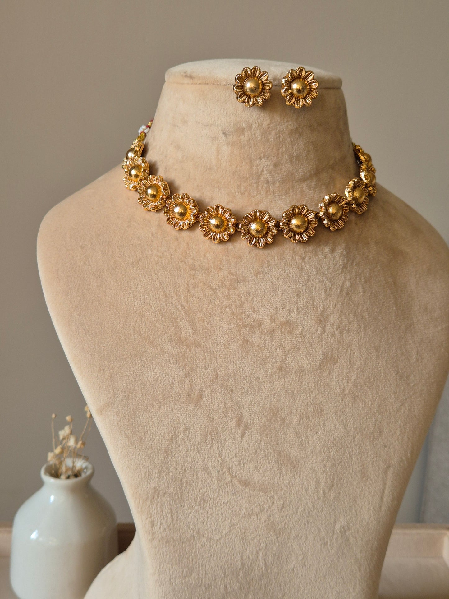 Gold necklace set, Niya by Naitri, simple traditional style.