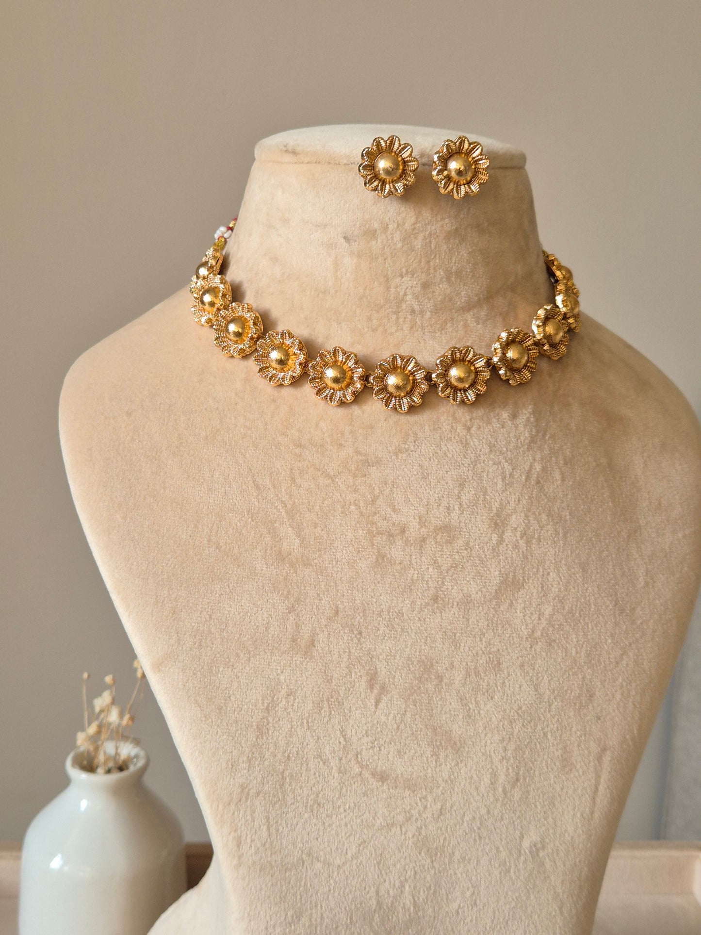 Gold necklace set, Niya by Naitri, simple traditional style.