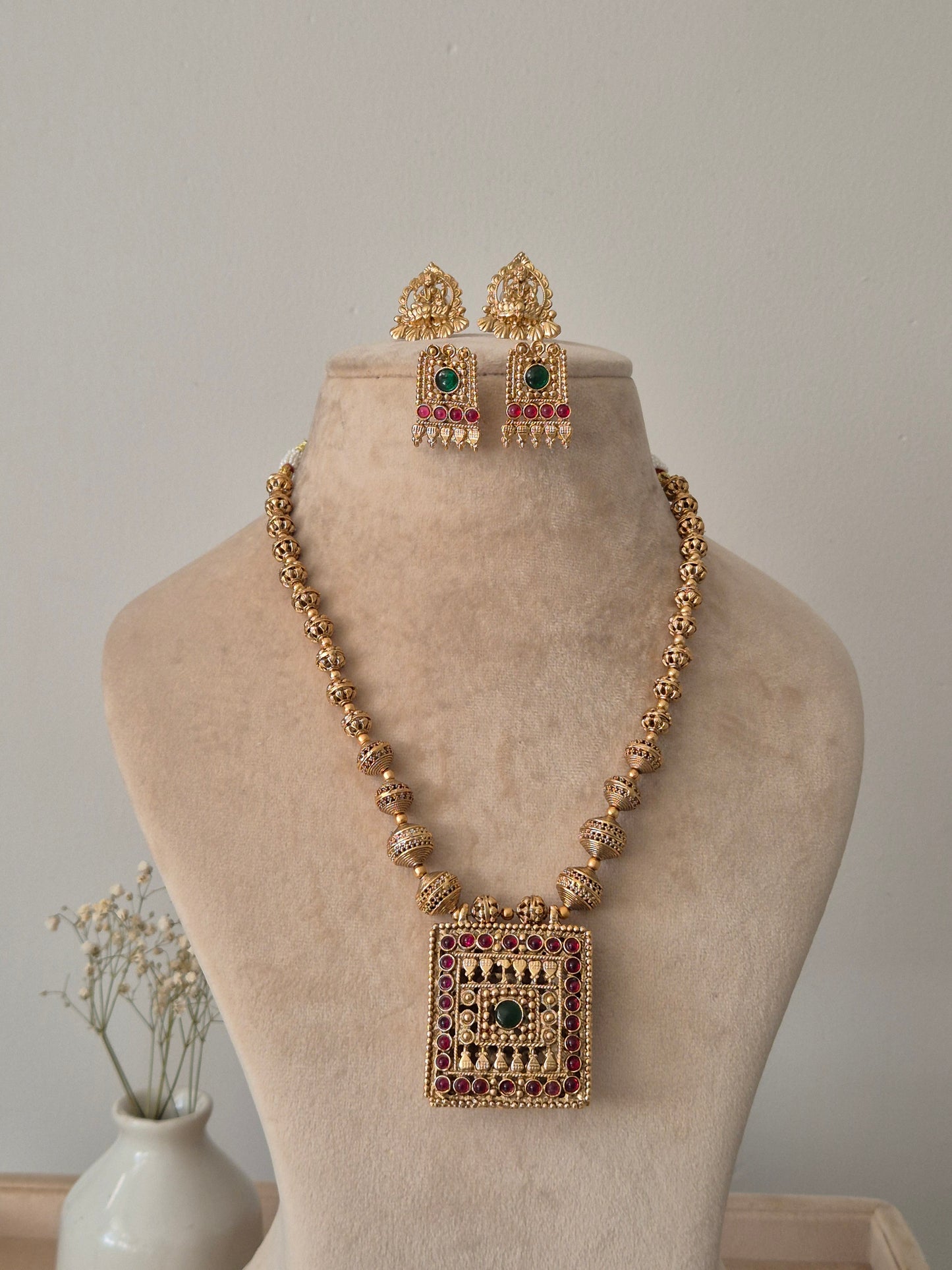 Lakshmi Reversible Golden Necklace Set