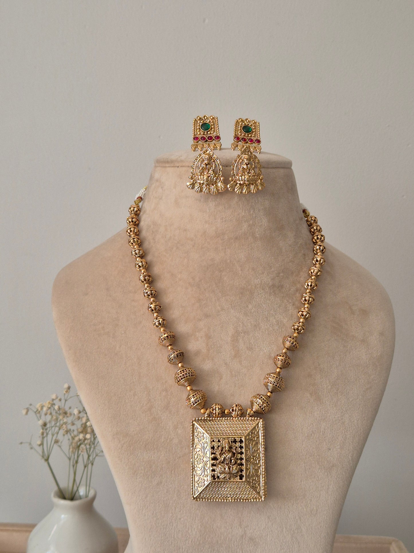 Lakshmi Reversible Golden Necklace Set