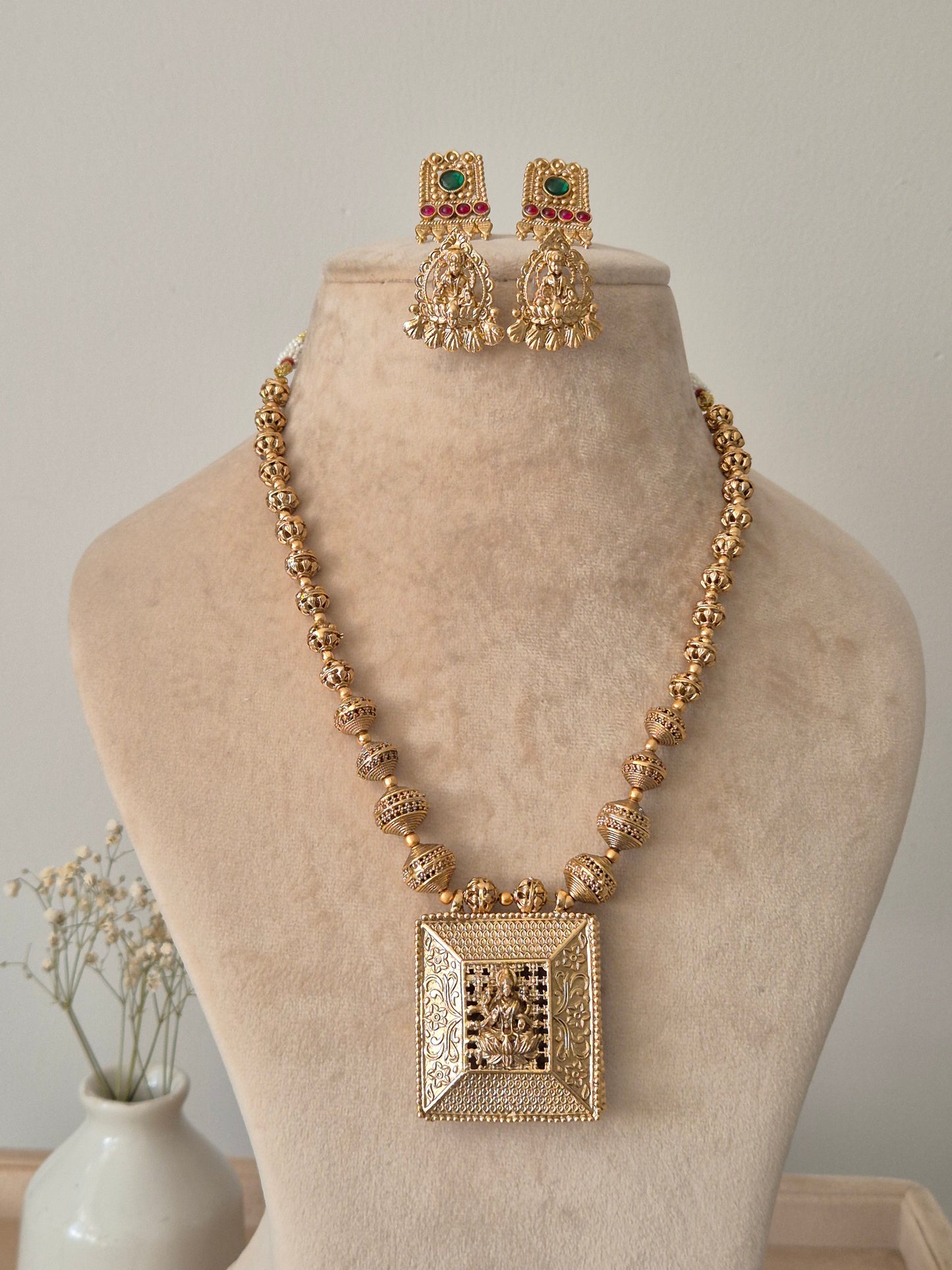 Lakshmi Reversible Golden Necklace Set