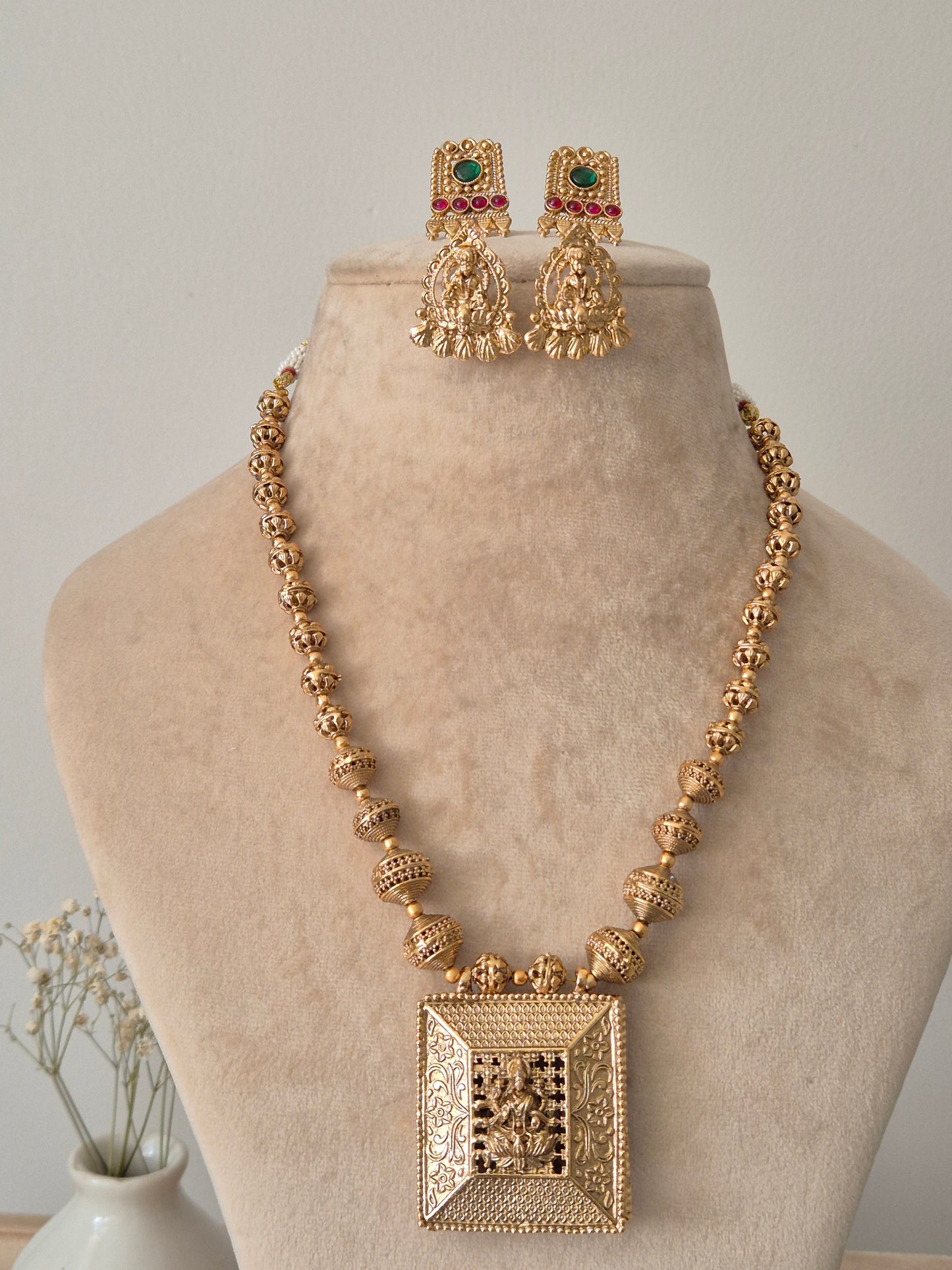 Lakshmi Reversible Golden Necklace Set