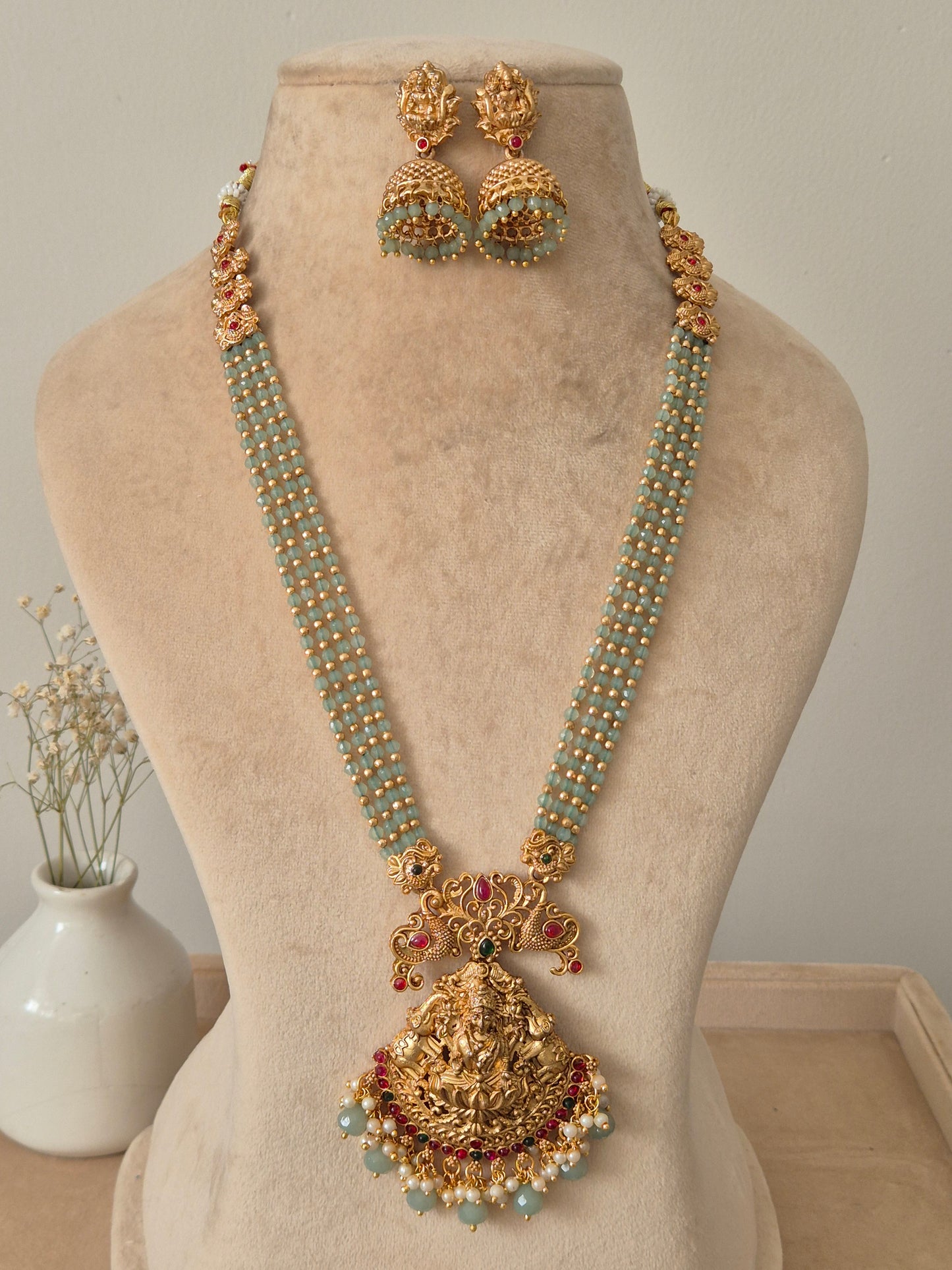 Chaaru Golden Necklace Set