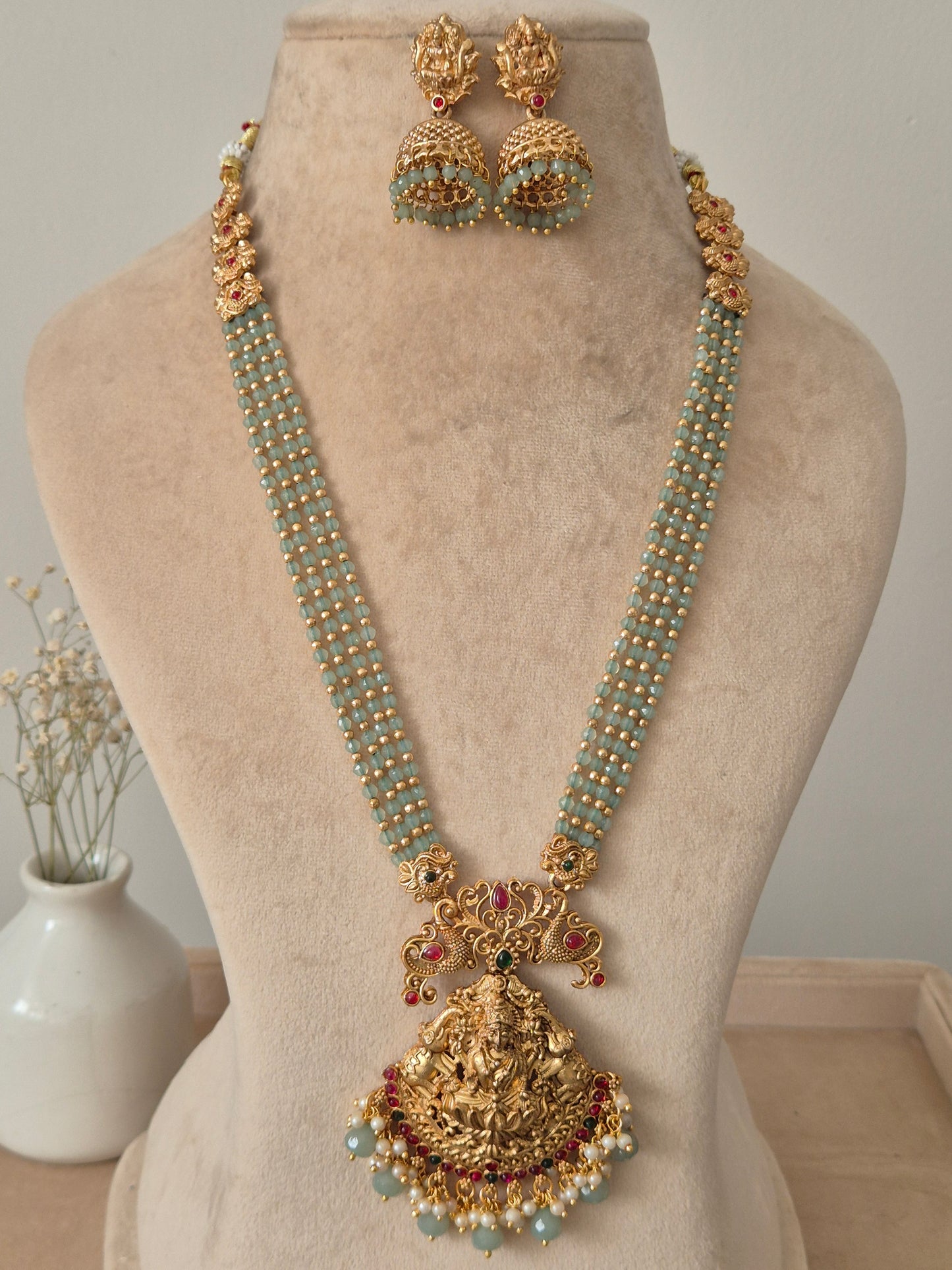 Chaaru Golden Necklace Set