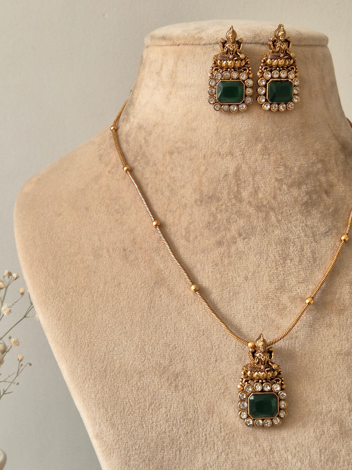 Vedica Necklace Set