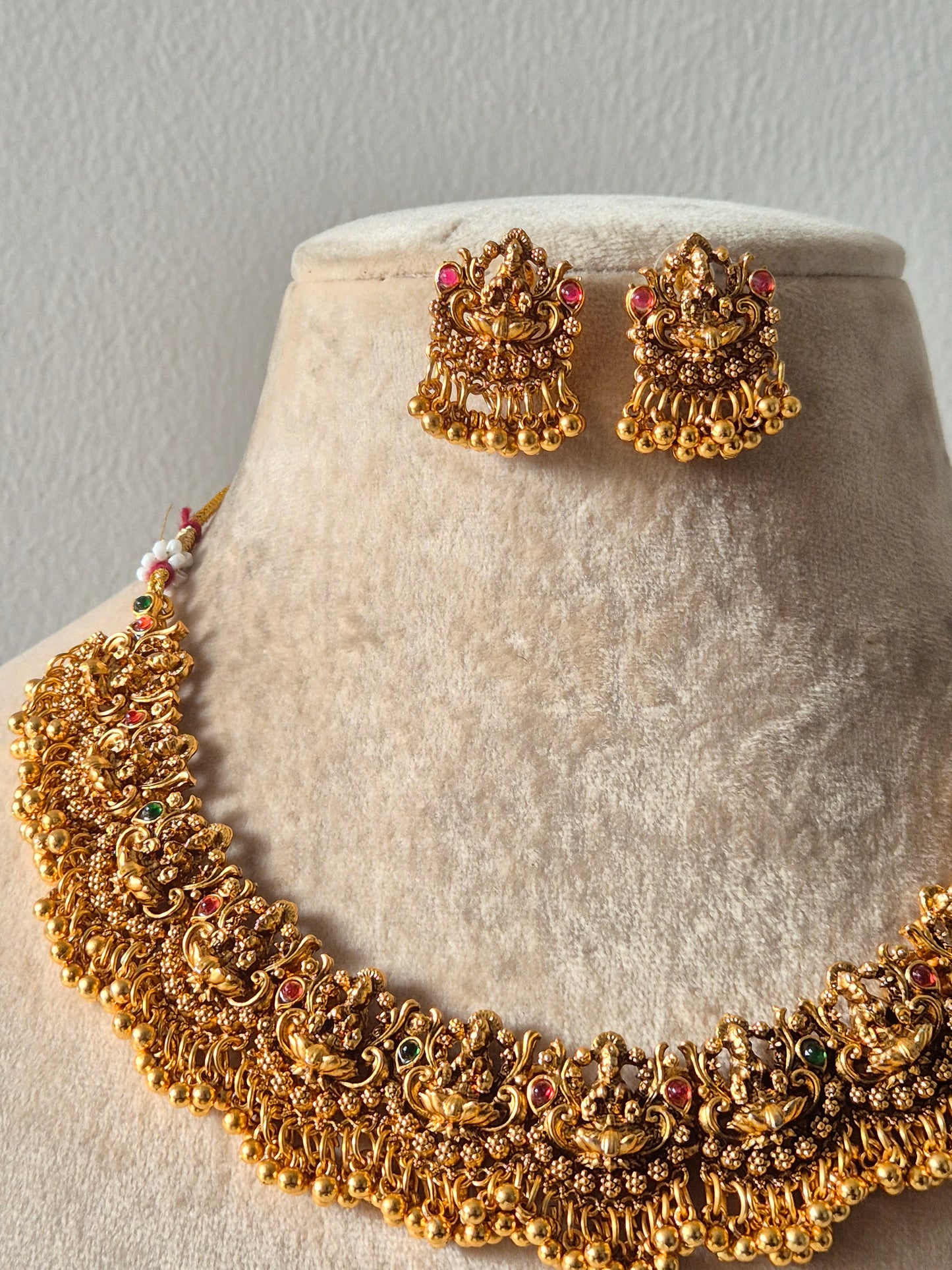 Vibha Necklace Set