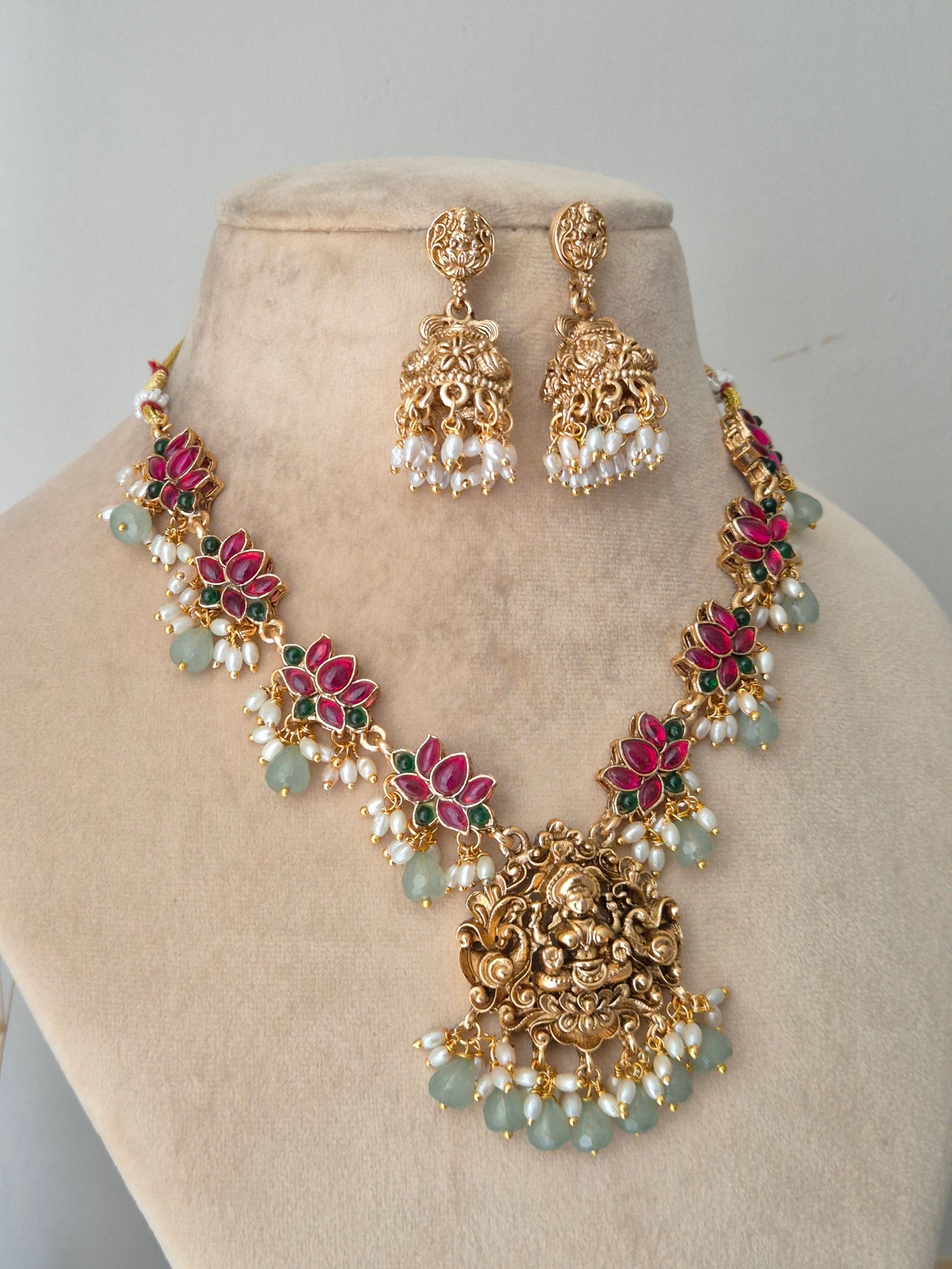 Urshita Necklace Set