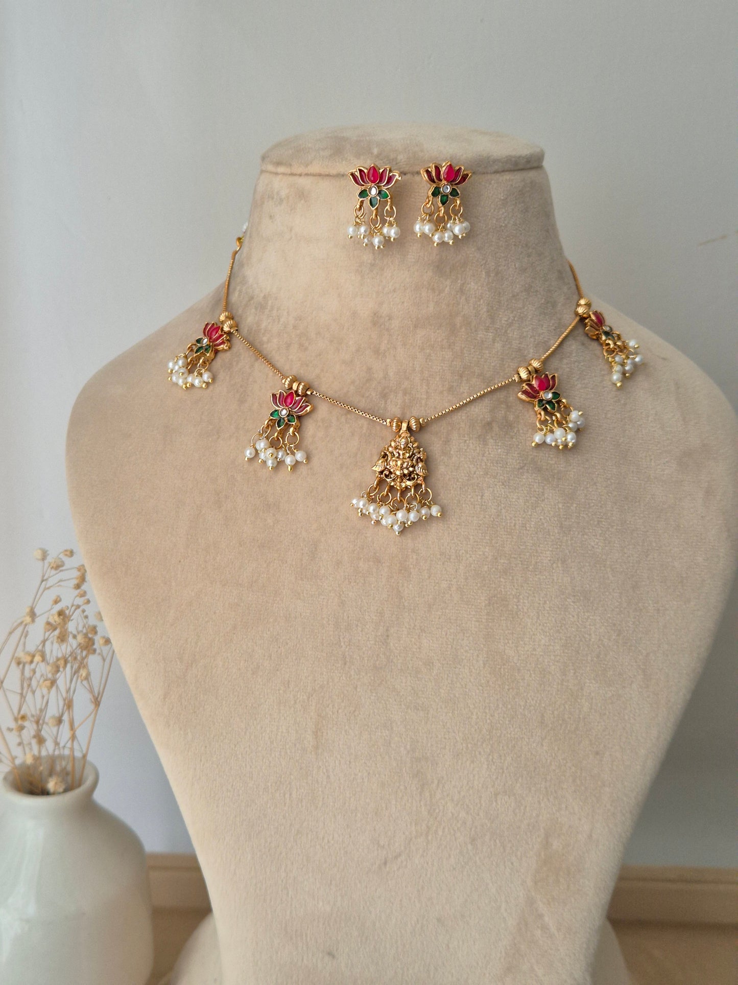 Evani Necklace Set