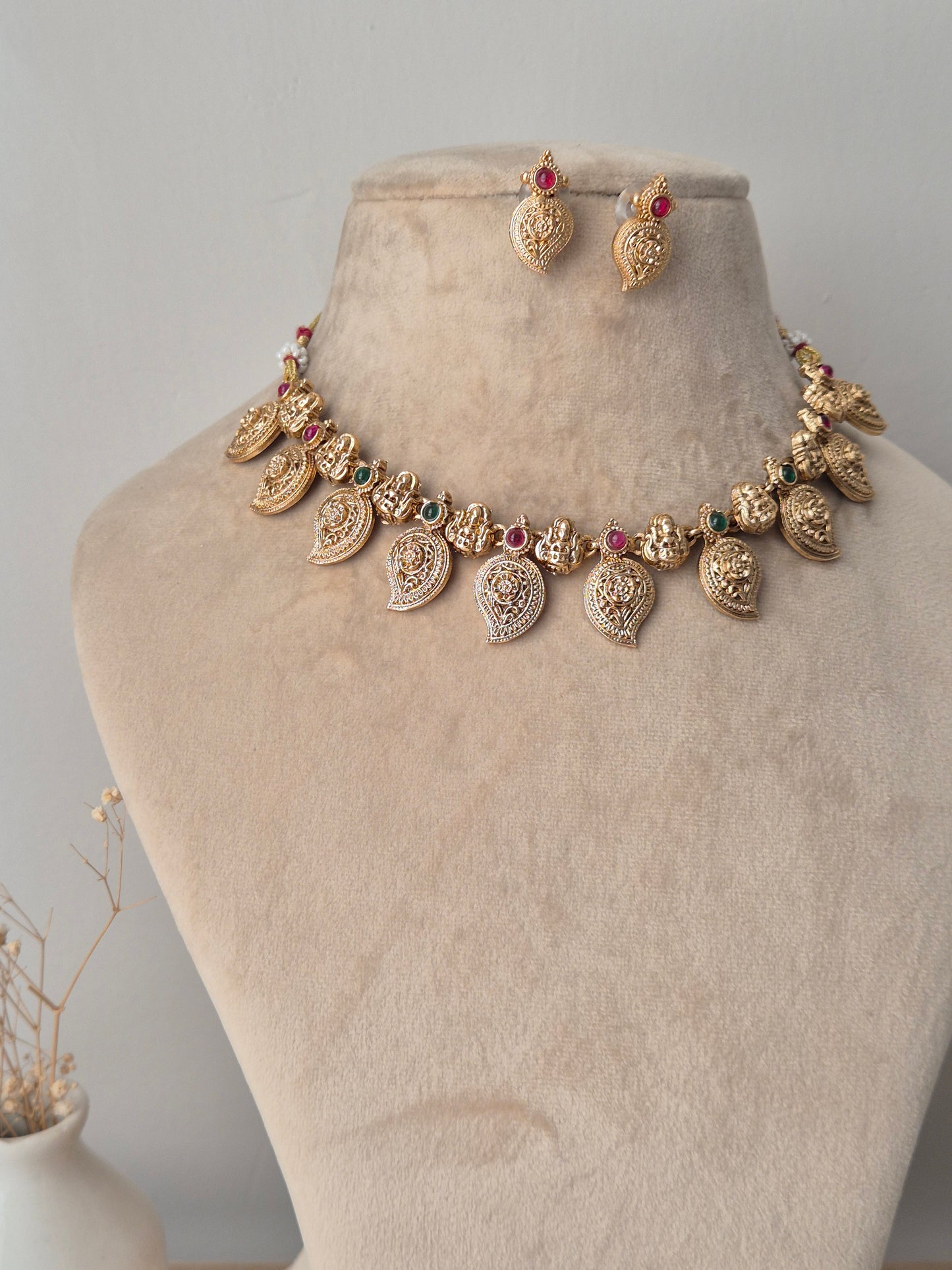 Devanda Necklace Set