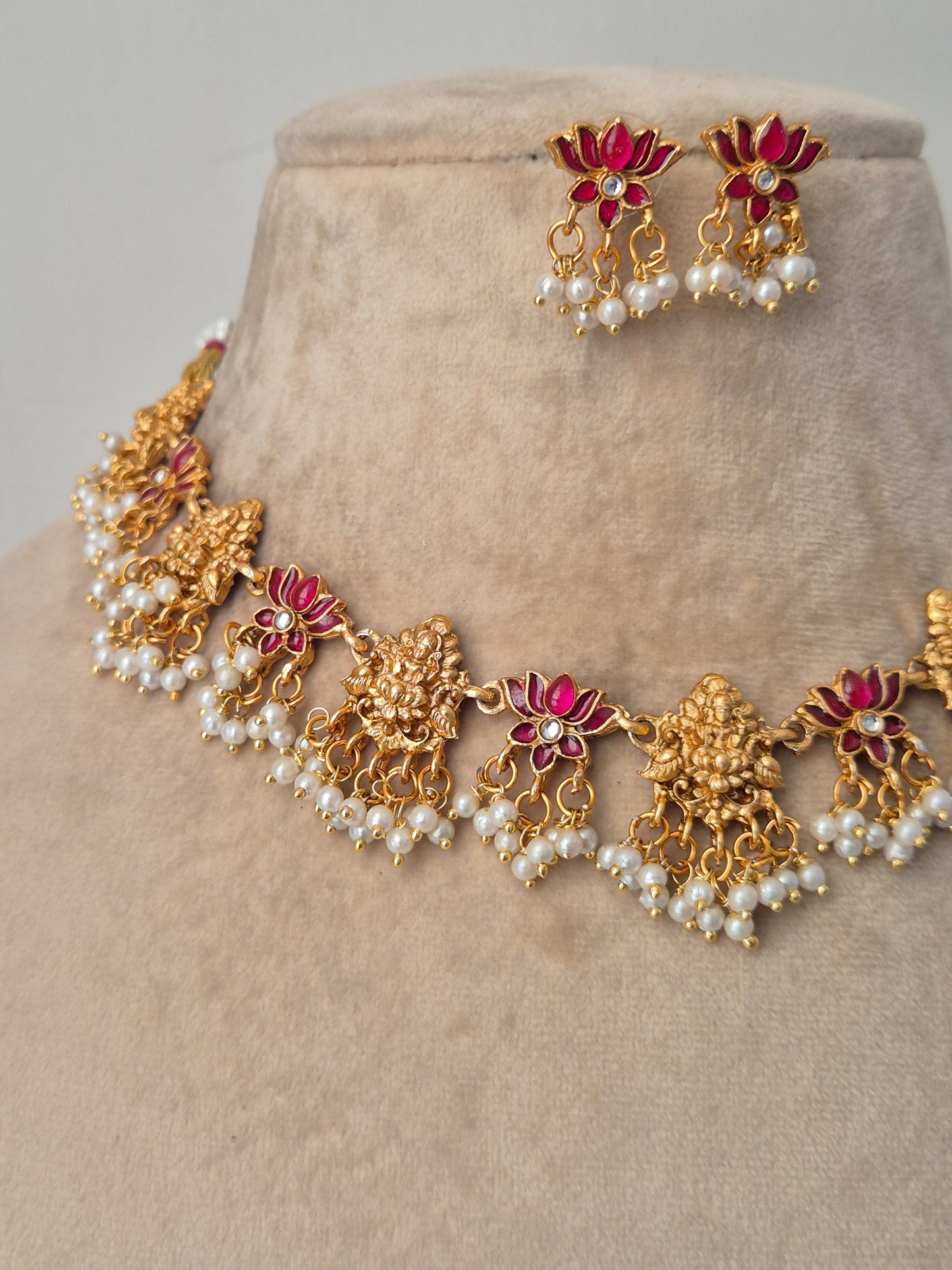 Ipshita Necklace Set