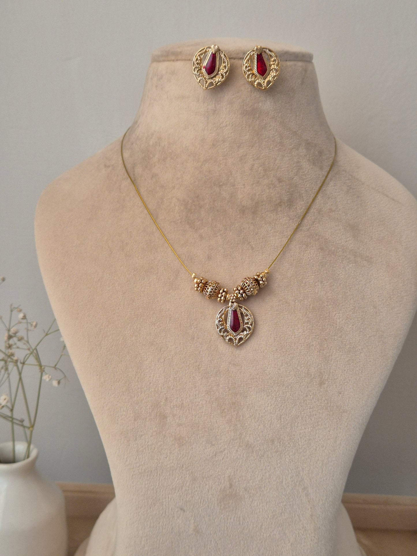 Induja Invisible Chain Necklace Set