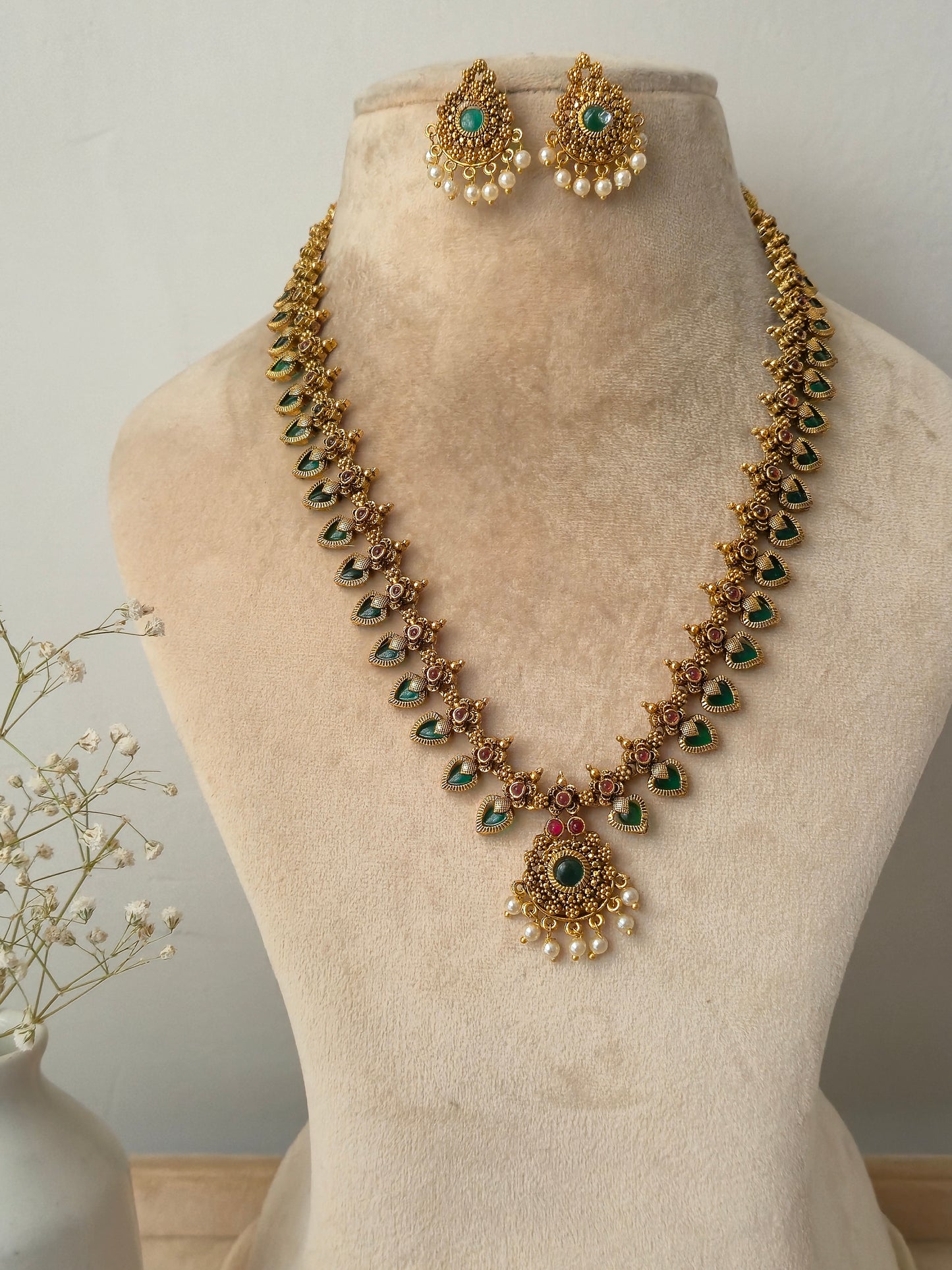 Hanika Necklace Set