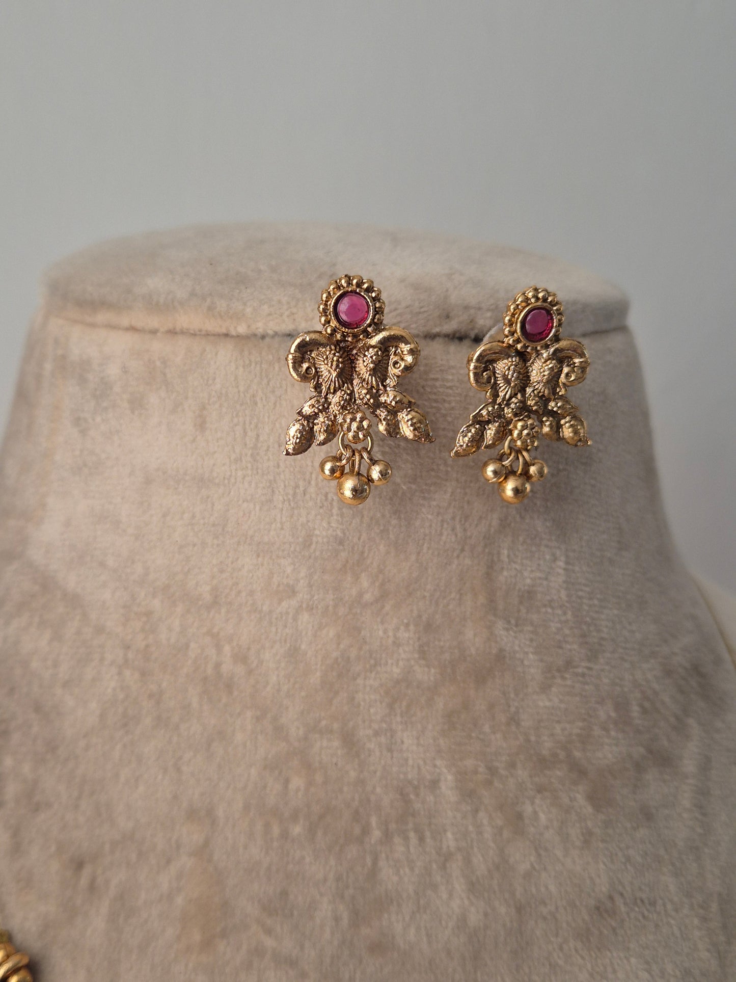 Yashvika Invisible Chain Necklace Set