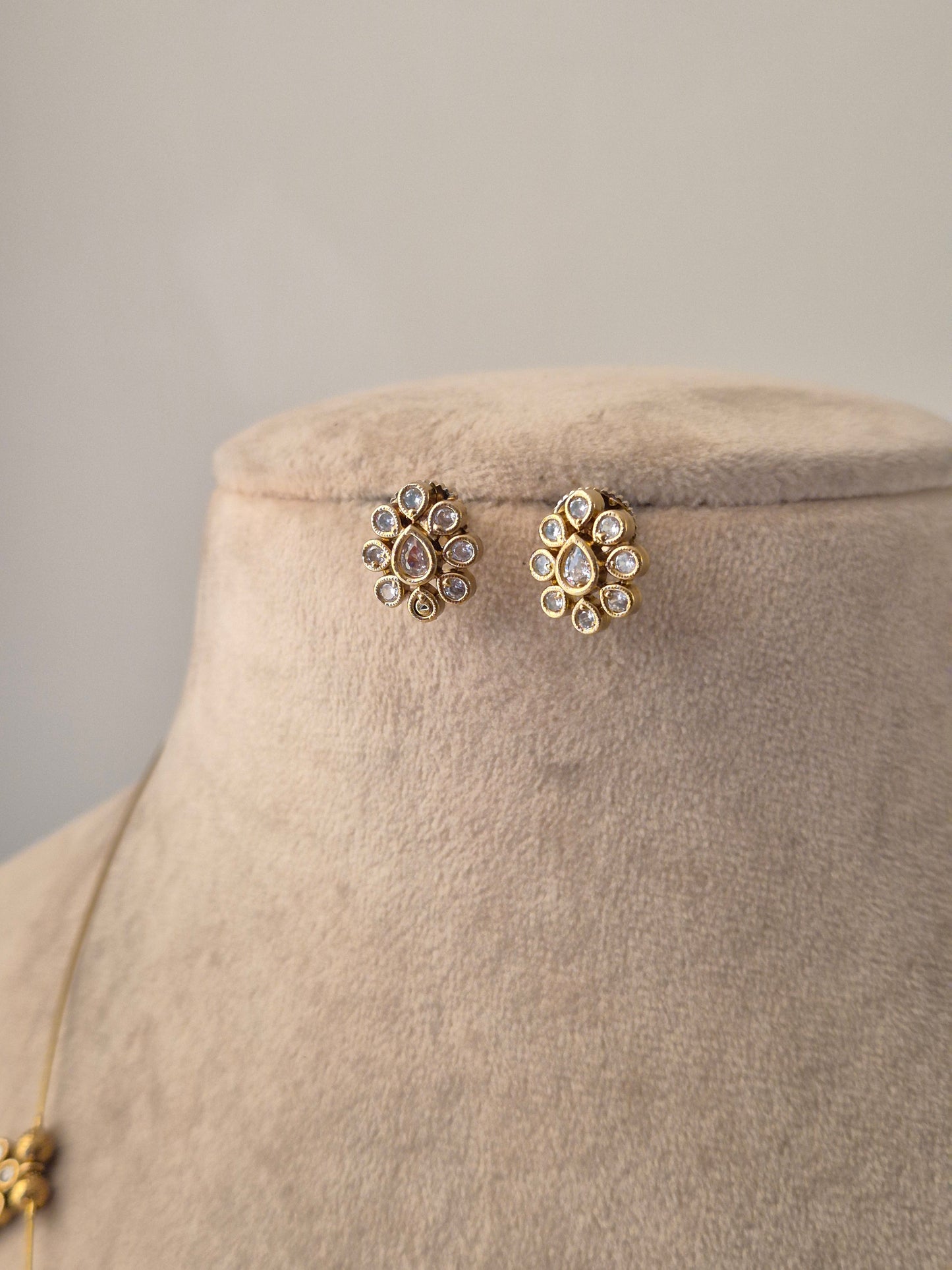 Nivana Invisible Chain Necklace Set