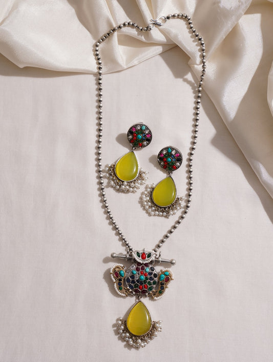 Orange stone pendant necklace set, Taru by Naitri, shown with matching earrings.