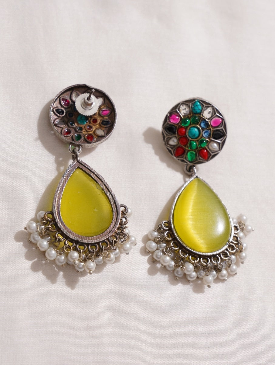 Orange stone pendant necklace set, Taru by Naitri, shown with matching earrings.