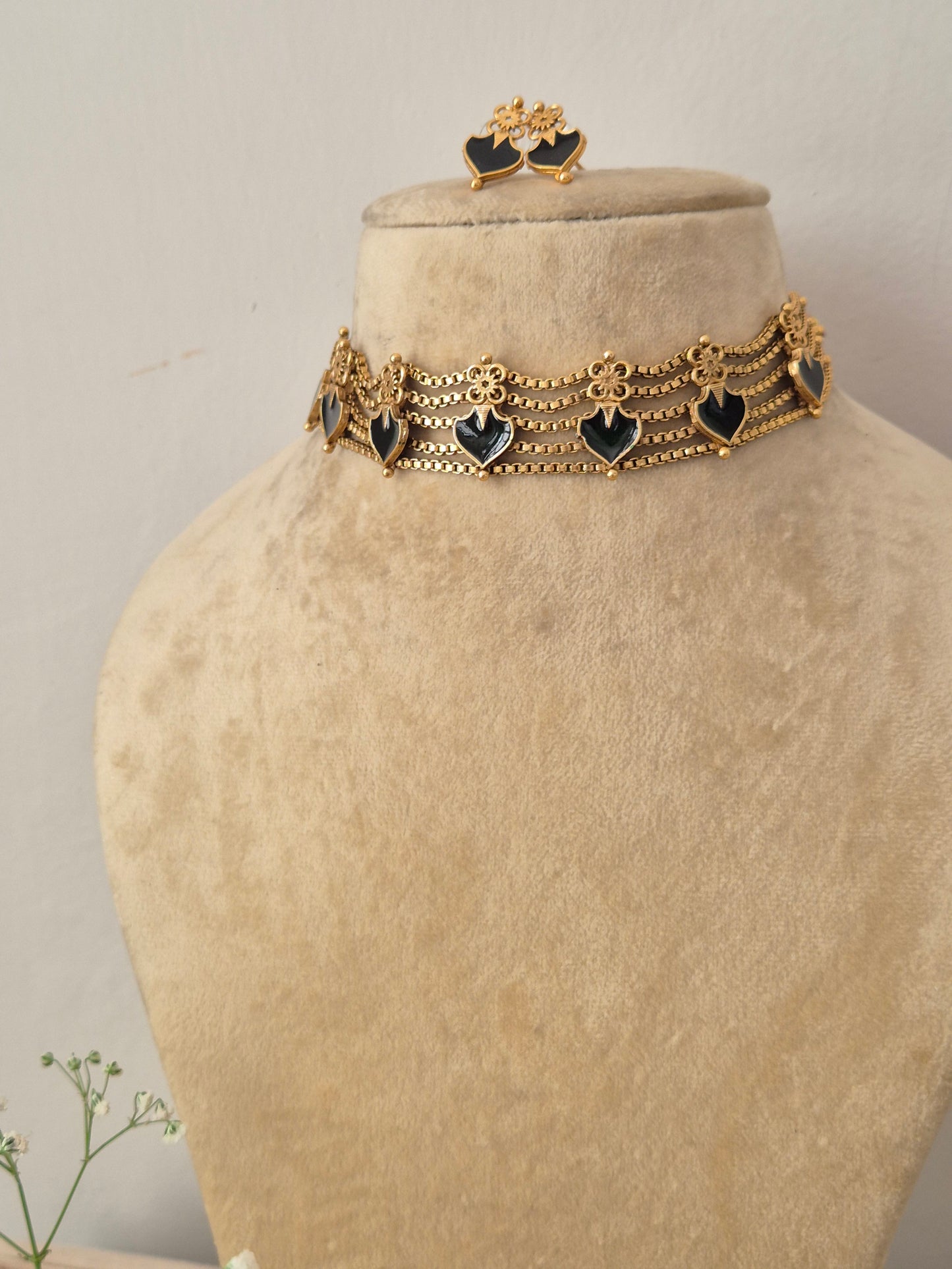 legant black and gold-toned traditional choker jewelry set Naitri gold-plated Aahana choker and earring set with black gemstone details by naitri.in