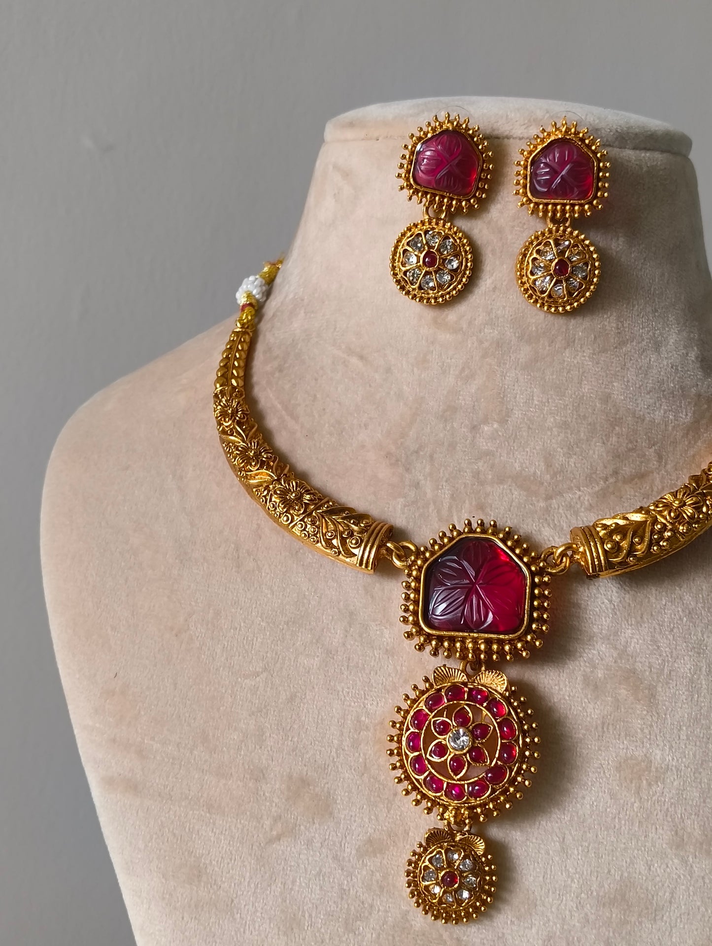 Krutika Necklace Set