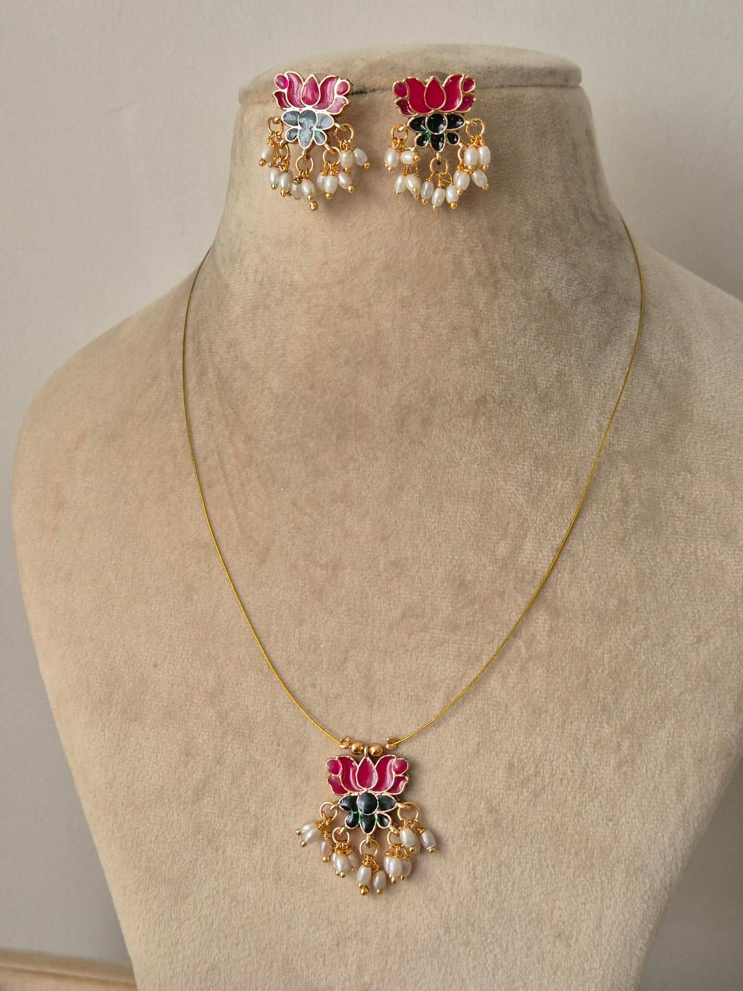 Necklace with floral designs bold, delicate, chic, statement, elegant, modern, sophisticated by naitri.in