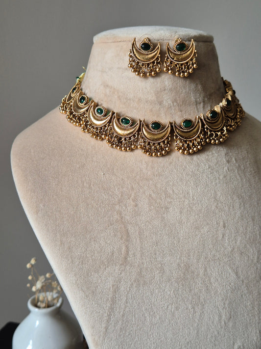 Gold necklace set, Anjani by Naitri, classic festive set displayed.