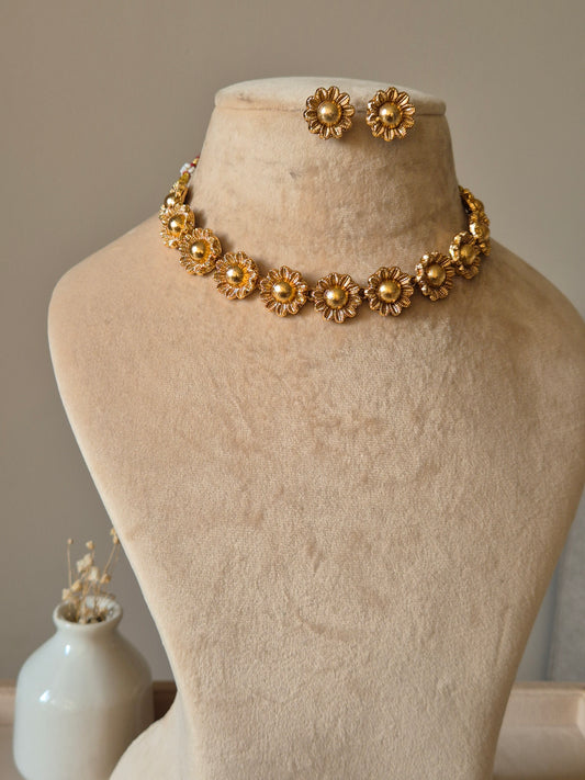 Gold necklace set, Niya by Naitri, simple traditional style.