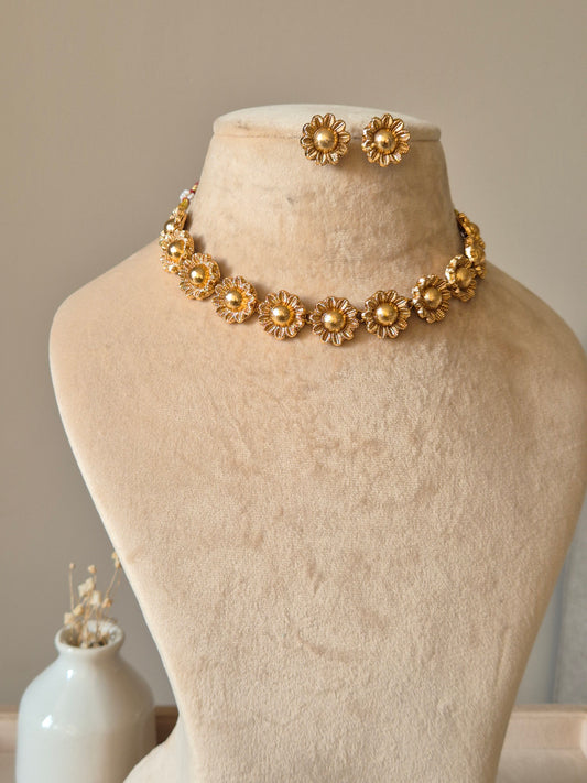 Gold necklace set, Niya by Naitri, simple traditional style.