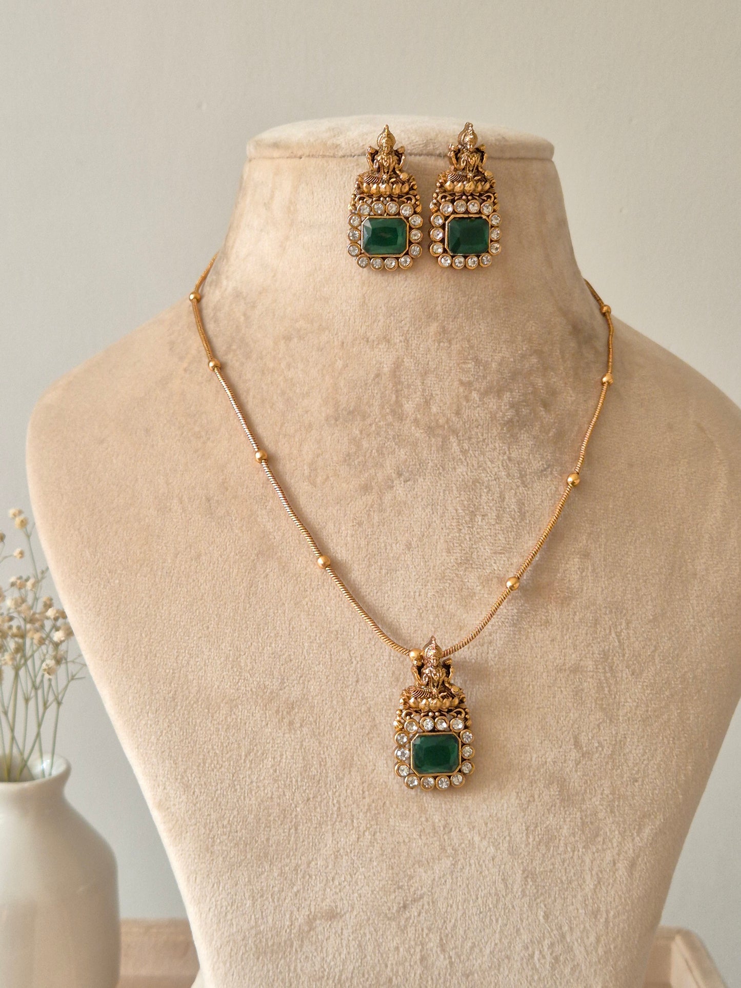 Vedica Necklace Set