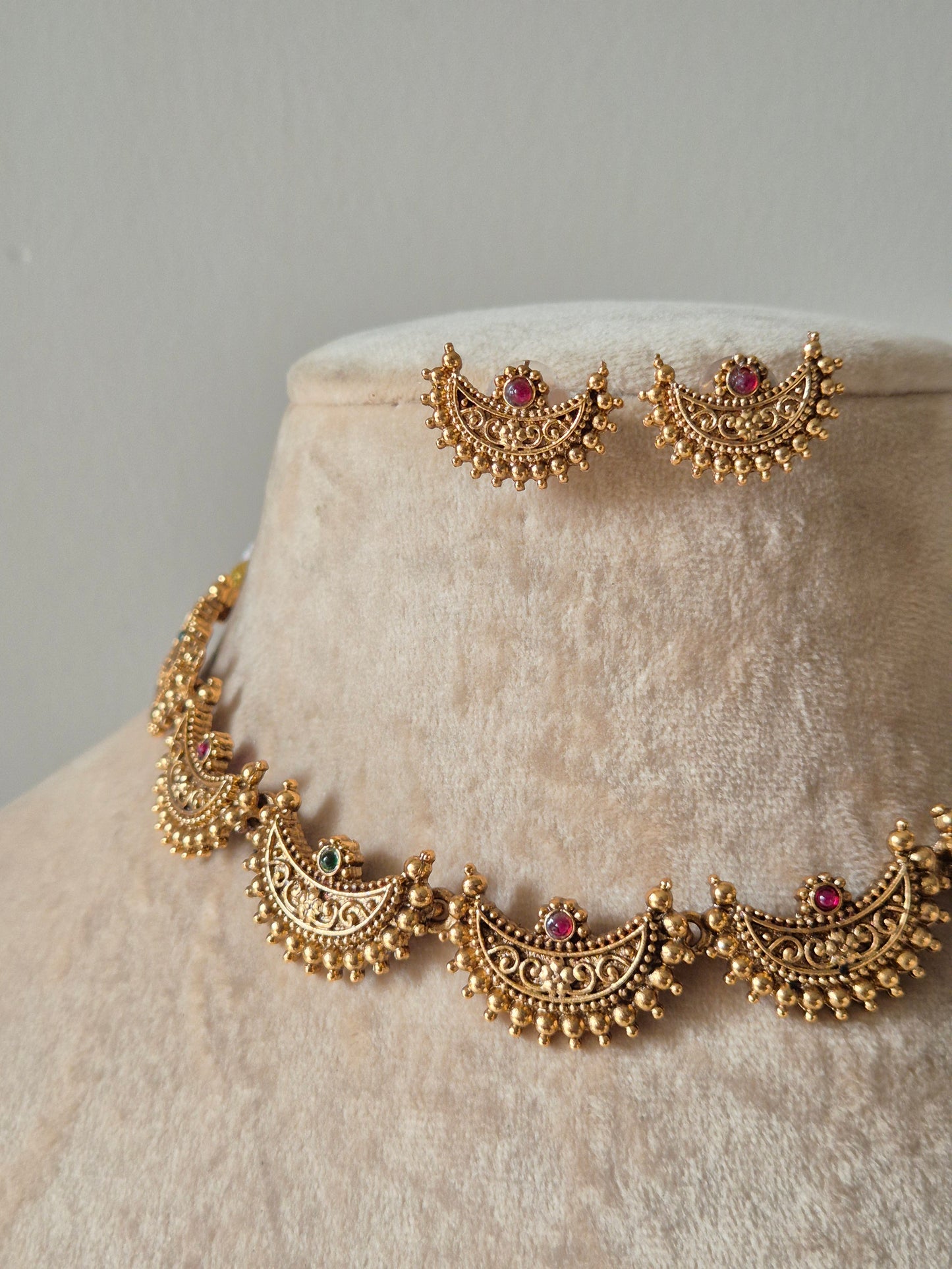 Gauri Necklace Set