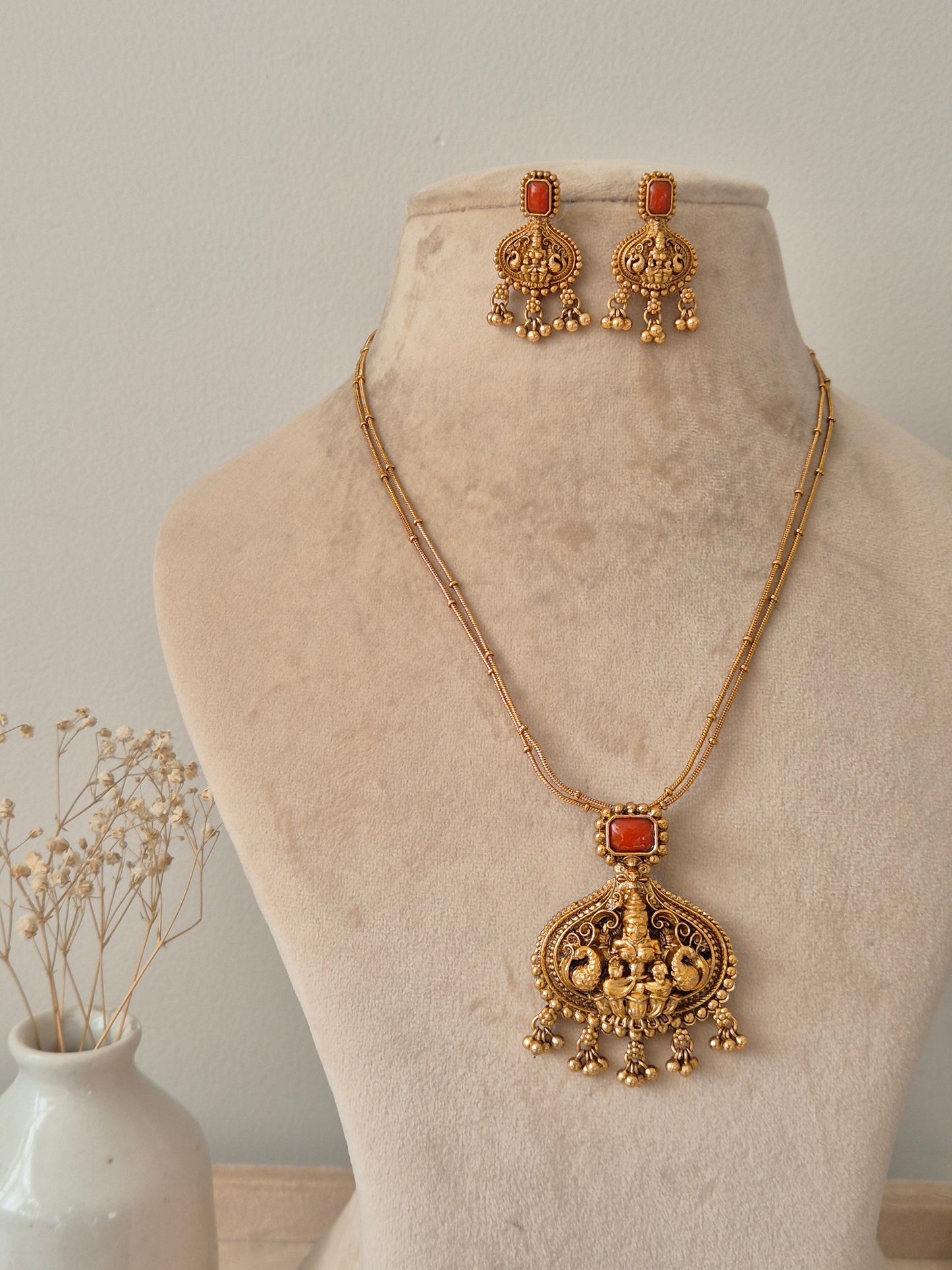 Urisha Necklace Set