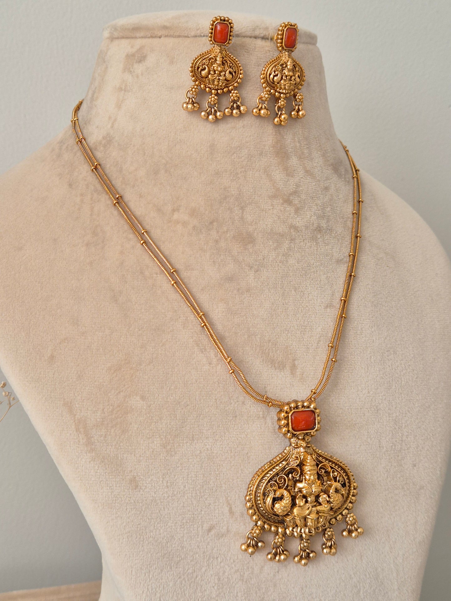 Urisha Necklace Set