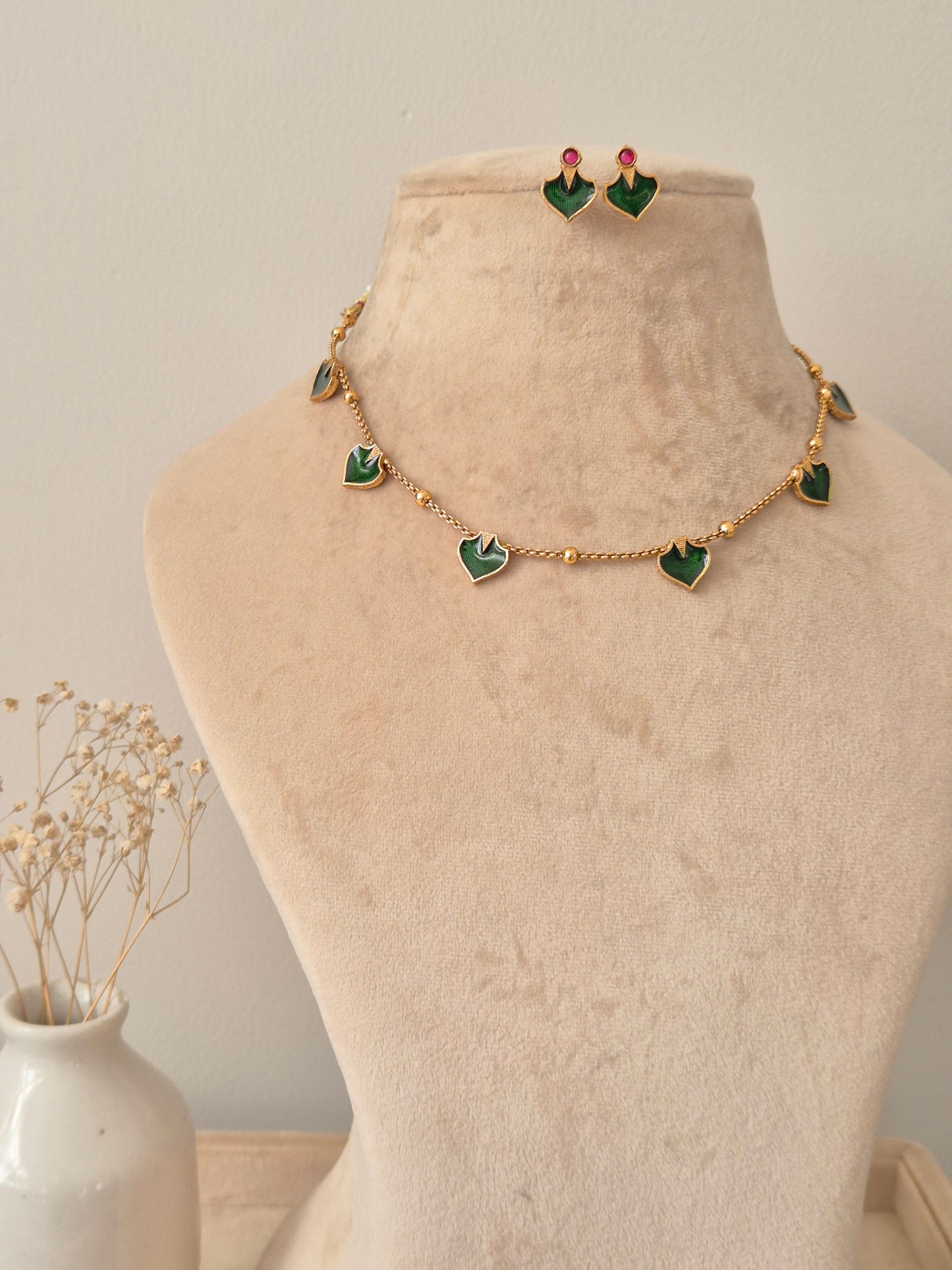 Janvika Necklace Set