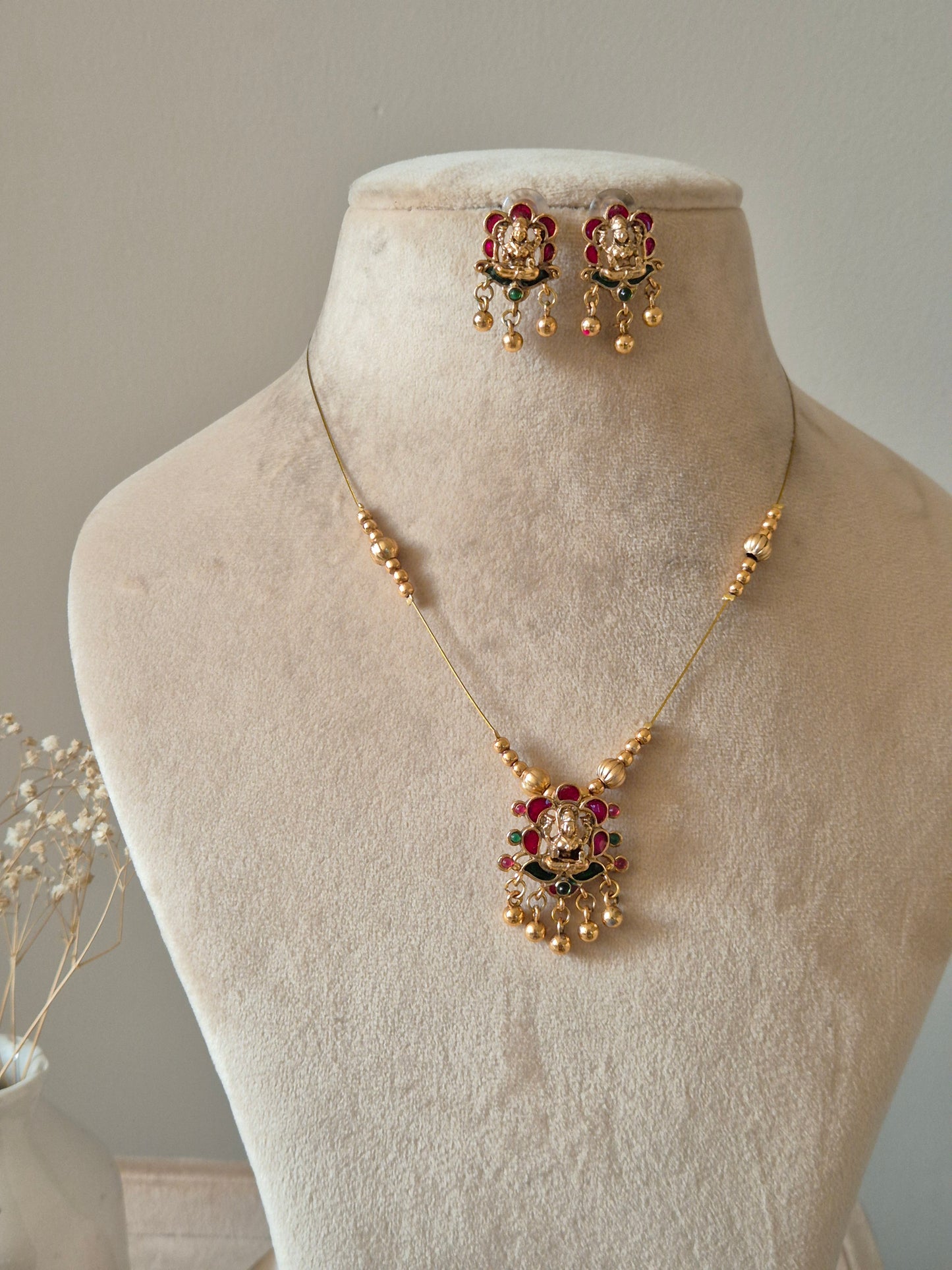 Unnati Invisible Chain Necklace Set