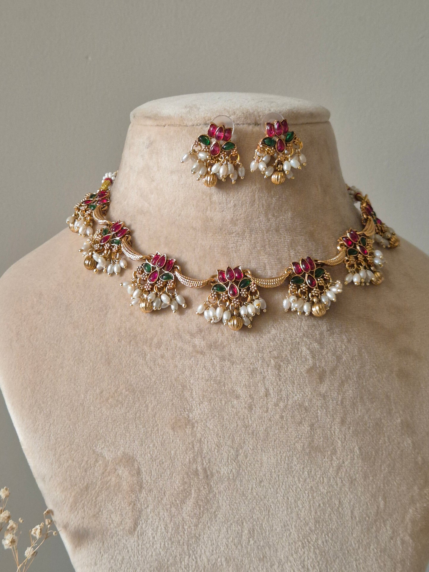 Vishwa Necklace Set