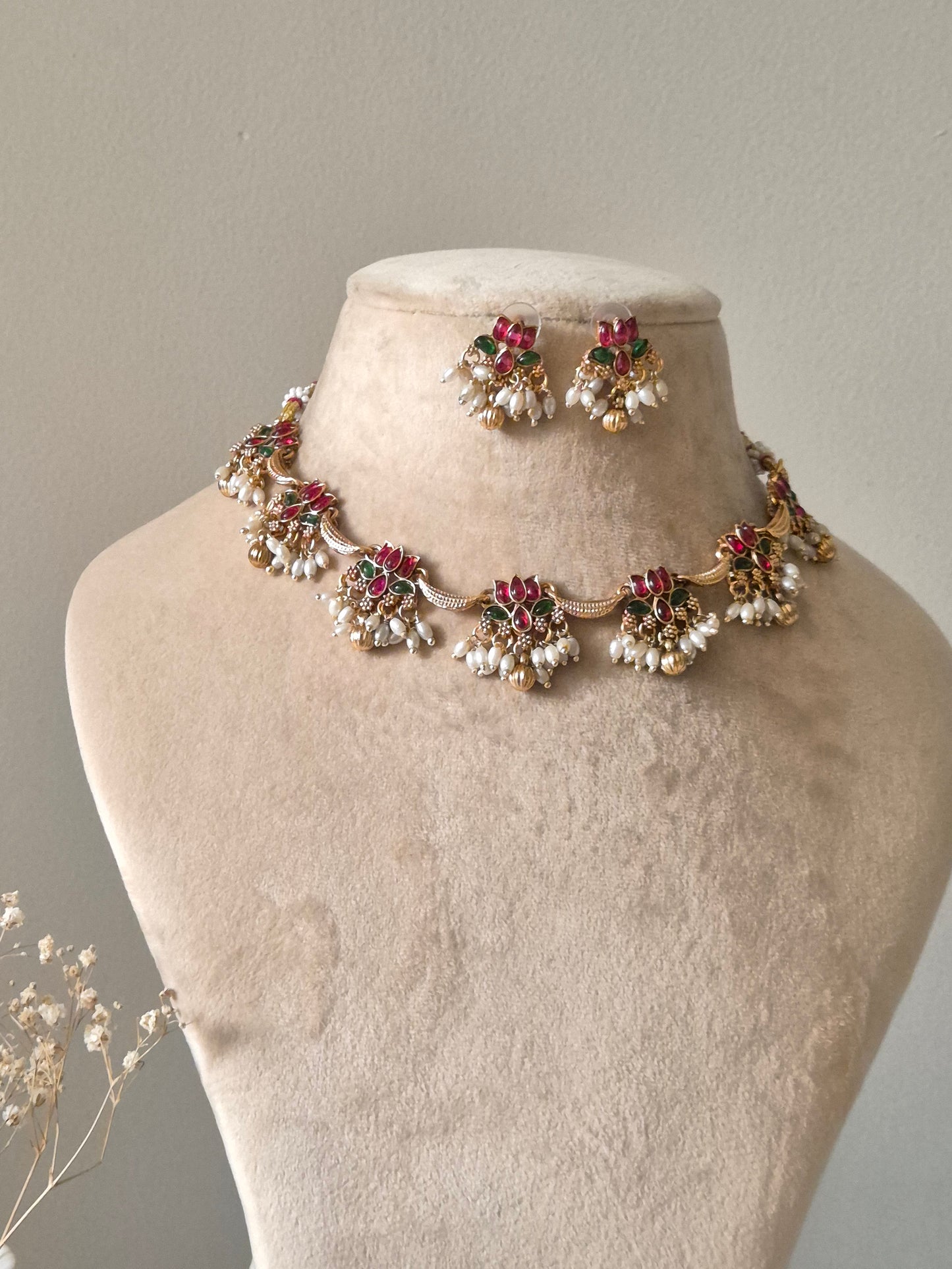 Vishwa Necklace Set