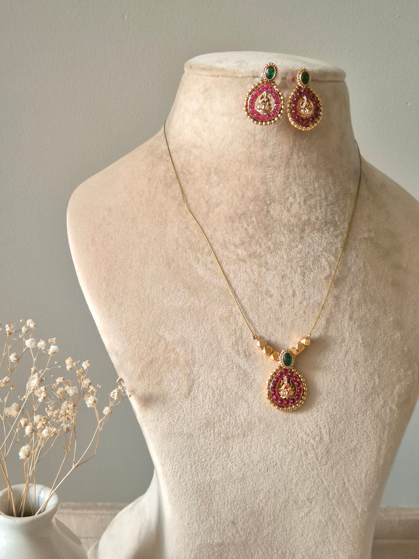 Nimrat Invisible Chain Necklace Set