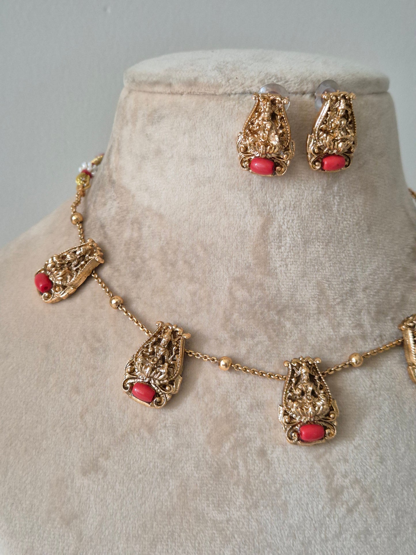 Timila Necklace Set
