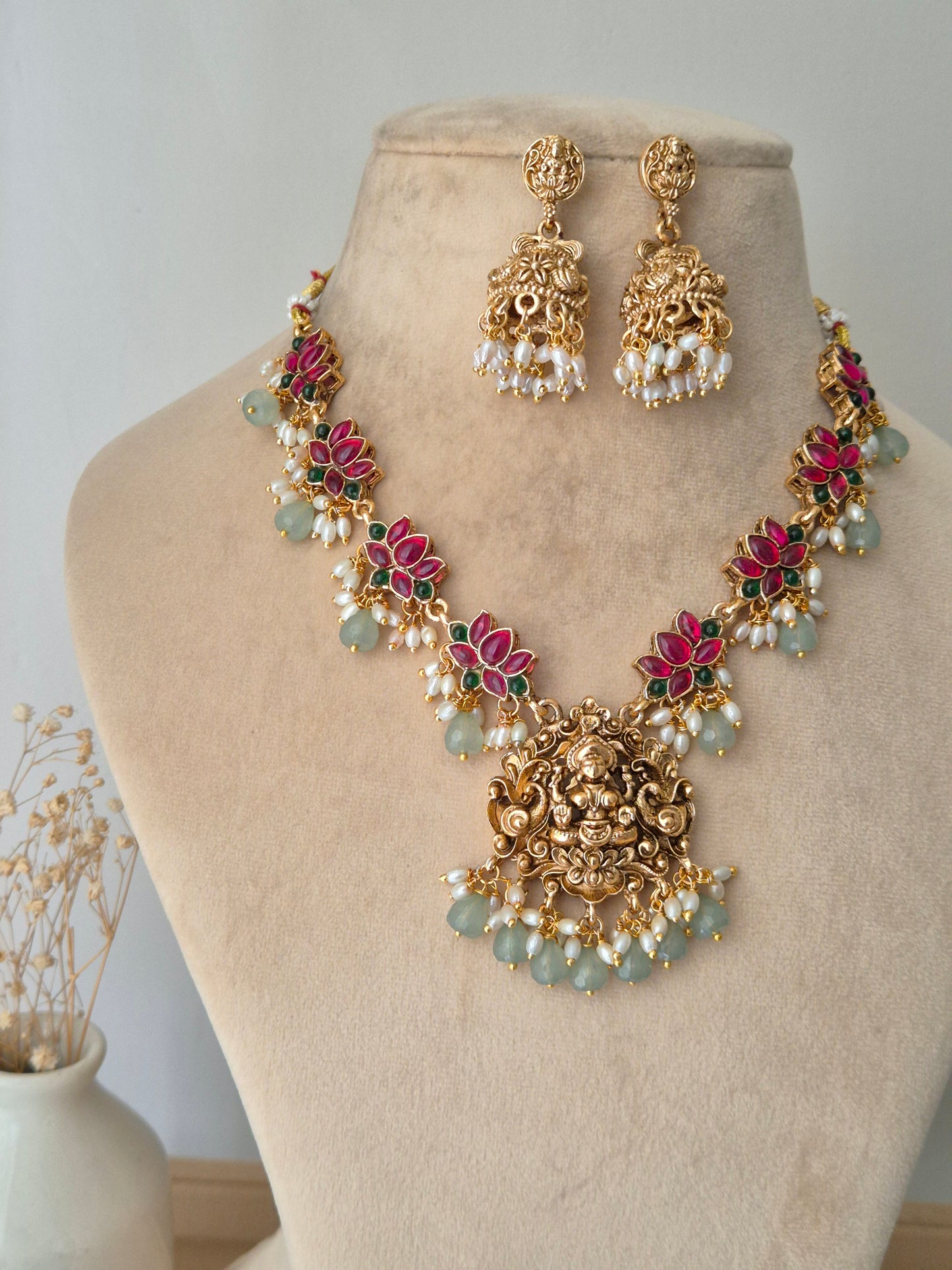 Urshita Necklace Set