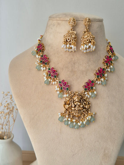 Urshita Necklace Set