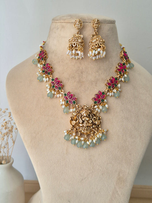 Urshita Necklace Set