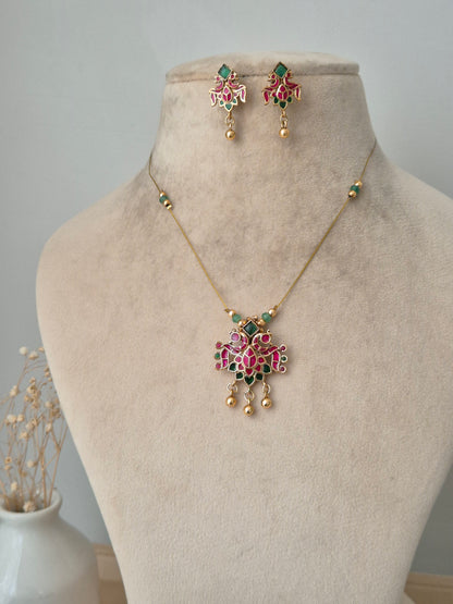 Qushi Necklace Set