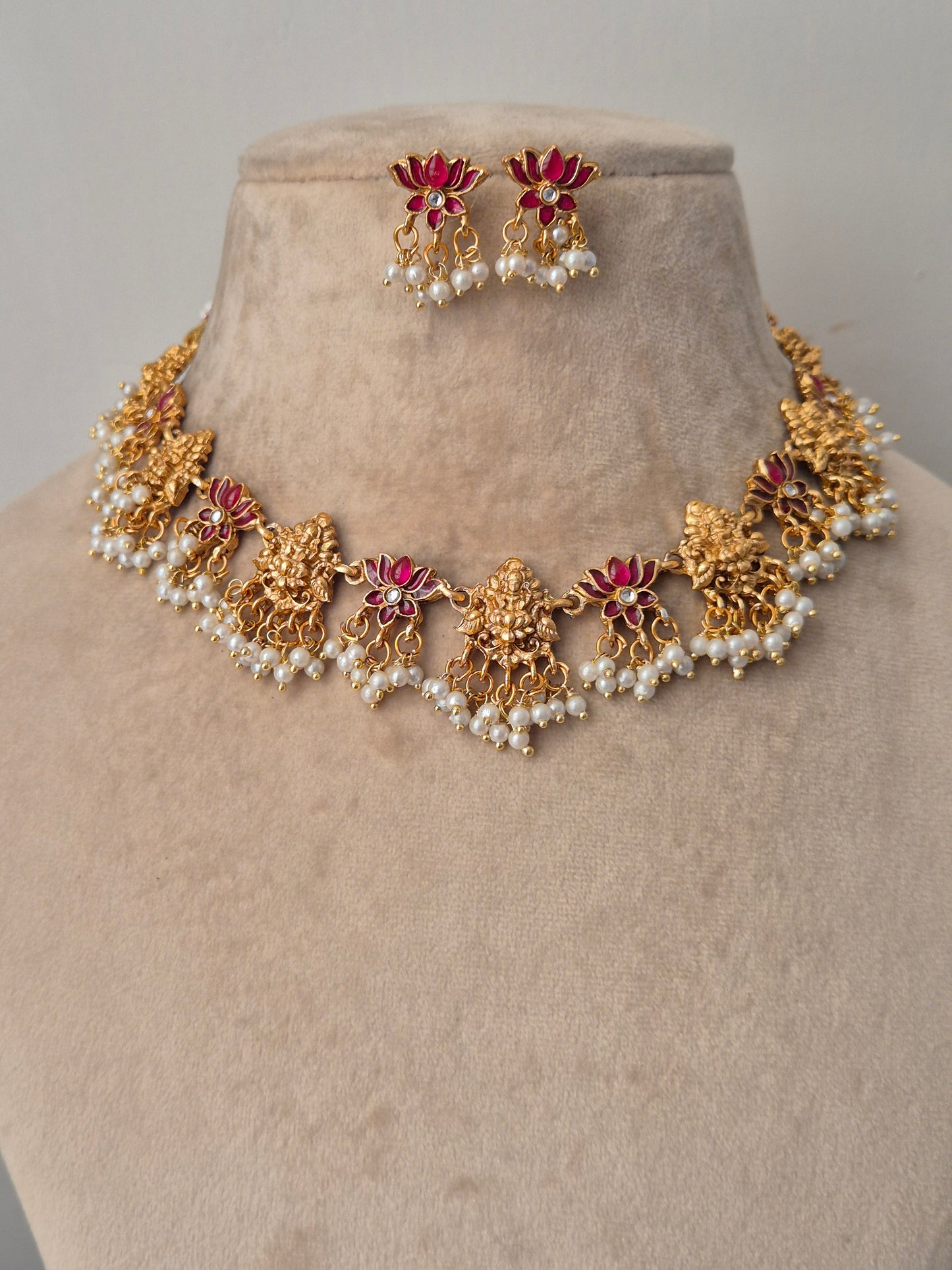 Ipshita Necklace Set
