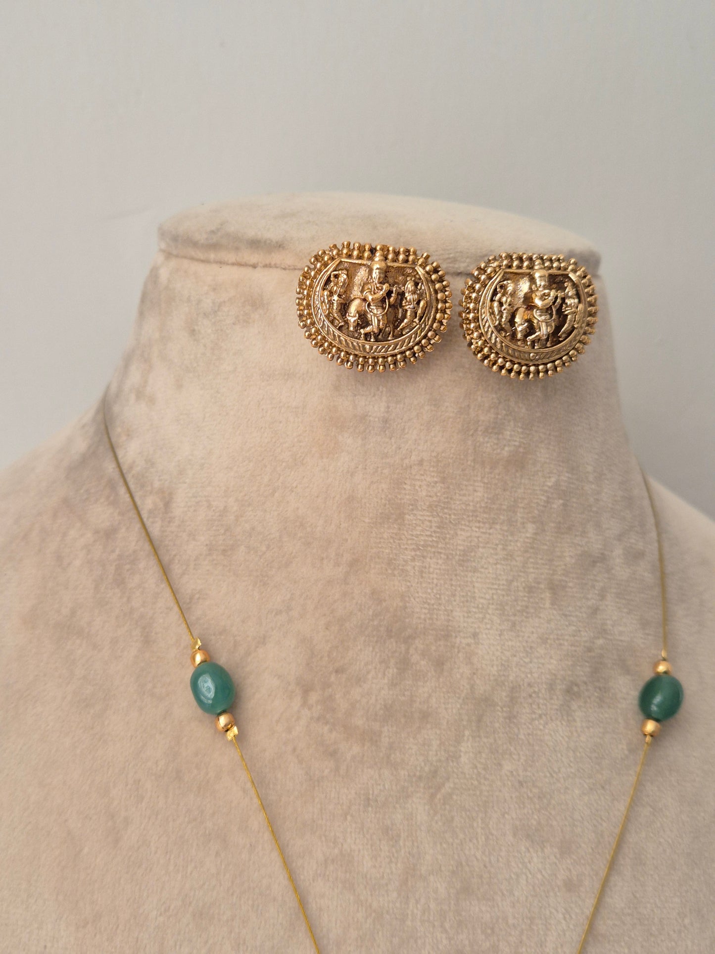 Uditi Invisible Chain Necklace Set