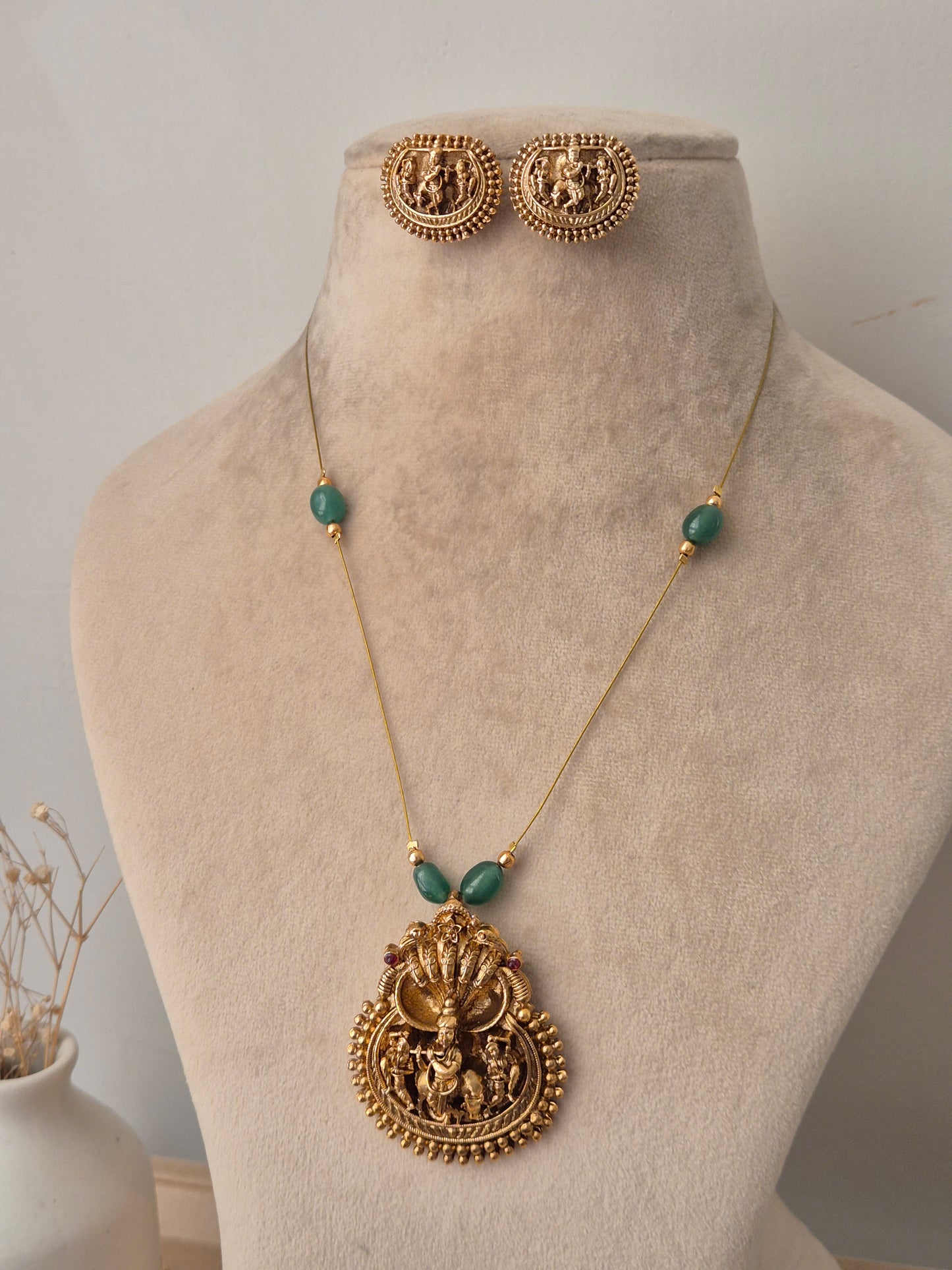 Uditi Invisible Chain Necklace Set