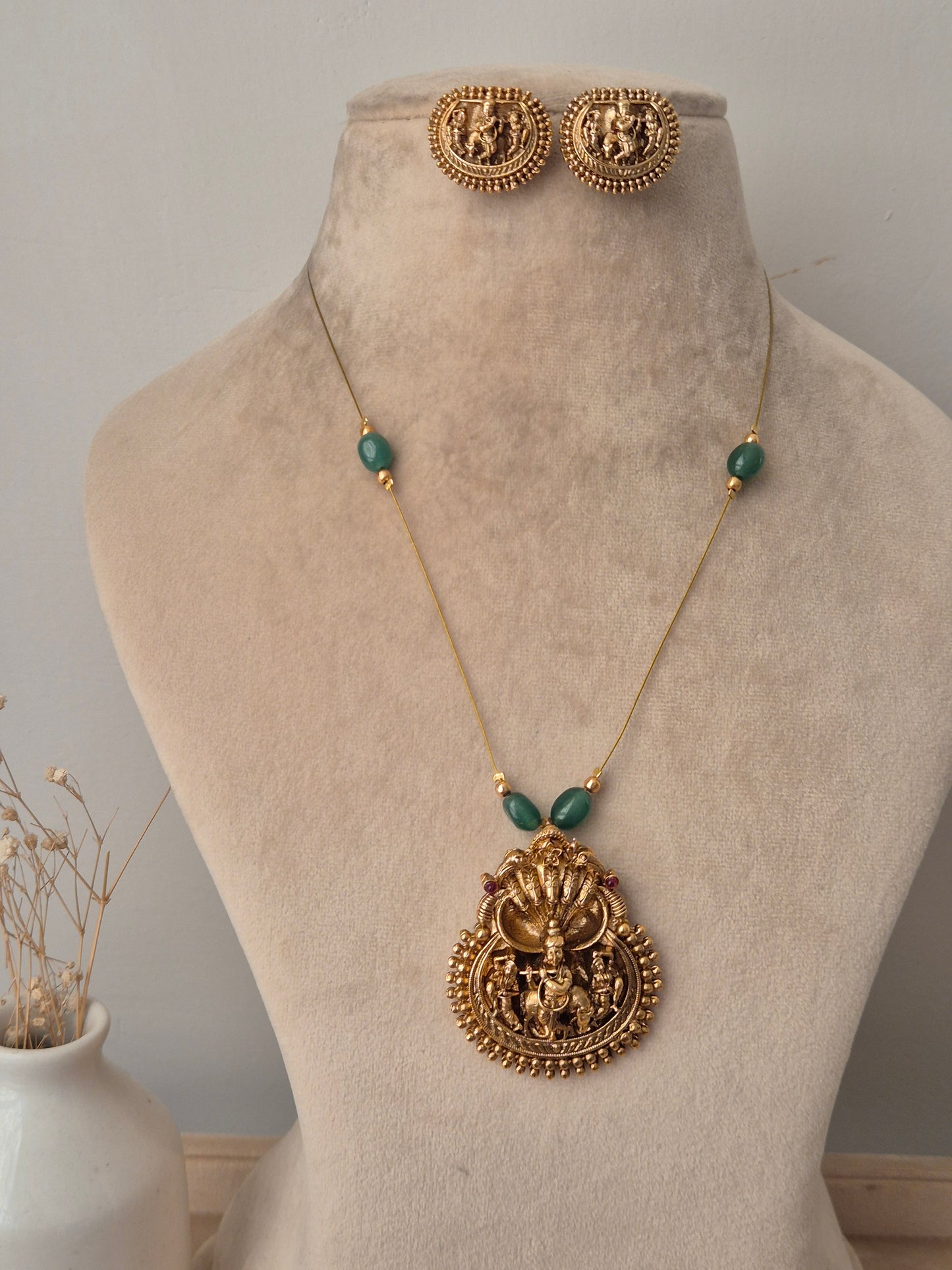 Uditi Invisible Chain Necklace Set