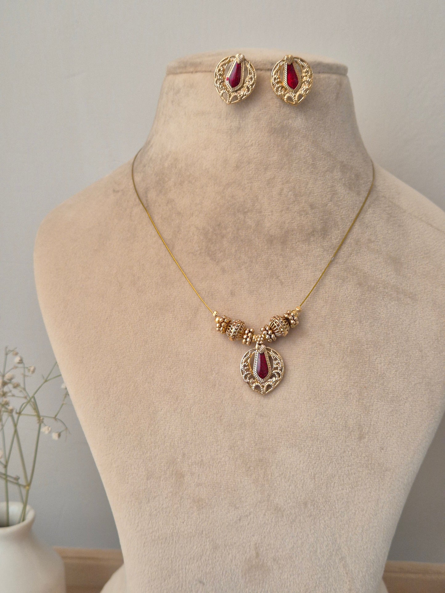 Induja Invisible Chain Necklace Set