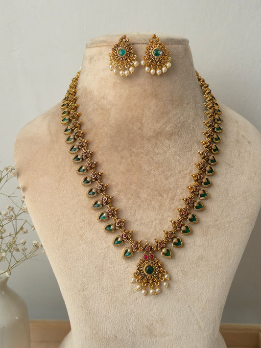 Hanika Necklace Set