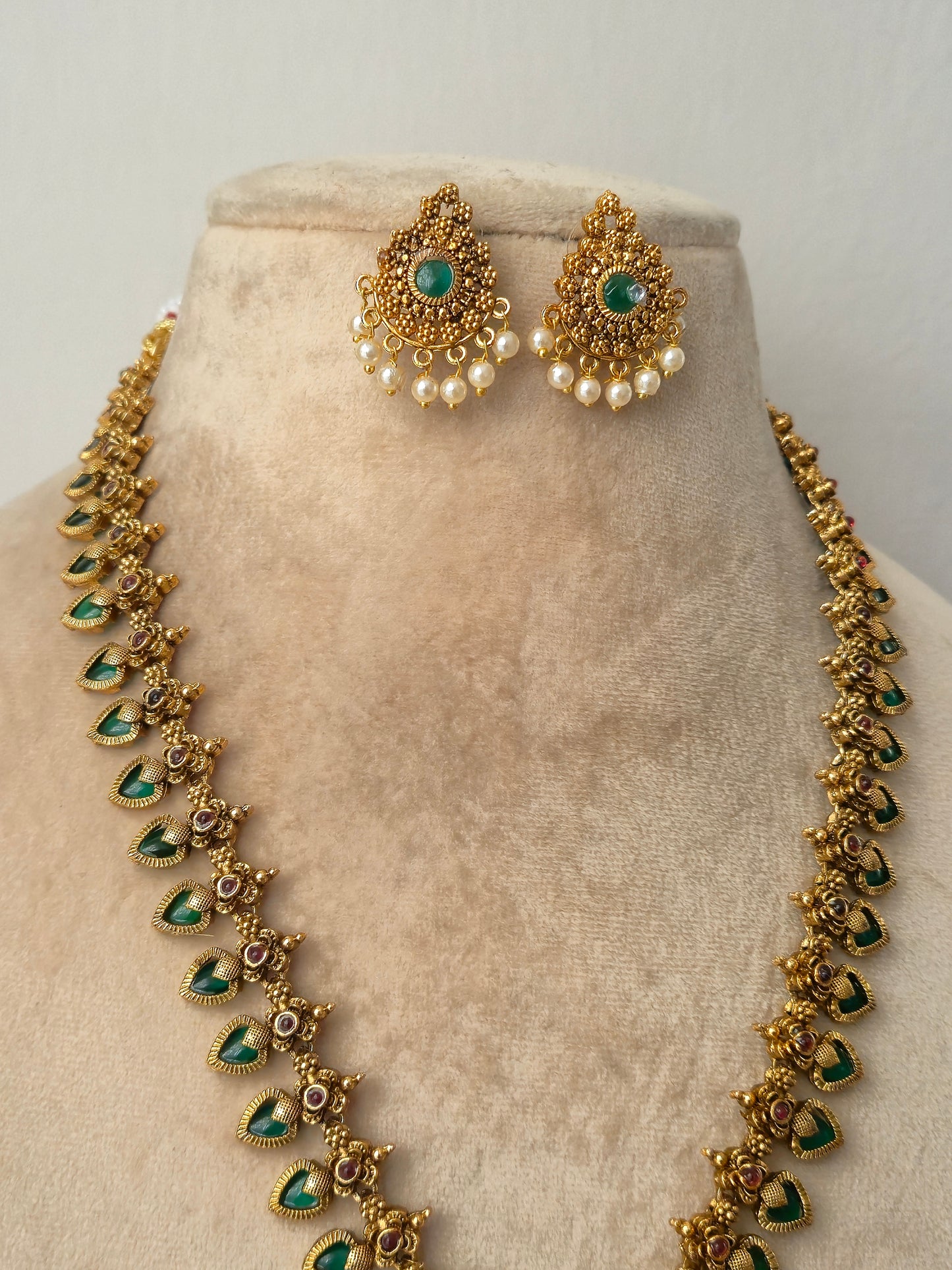 Hanika Necklace Set