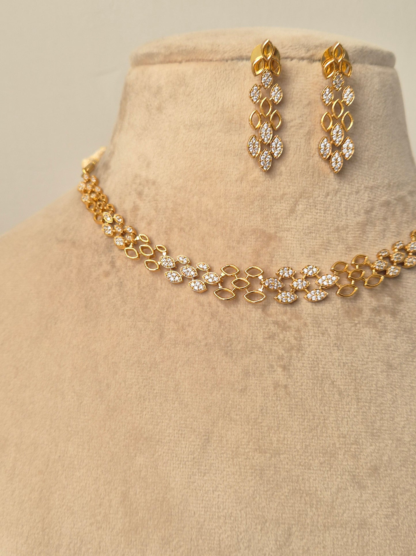 Lishika Necklace Set